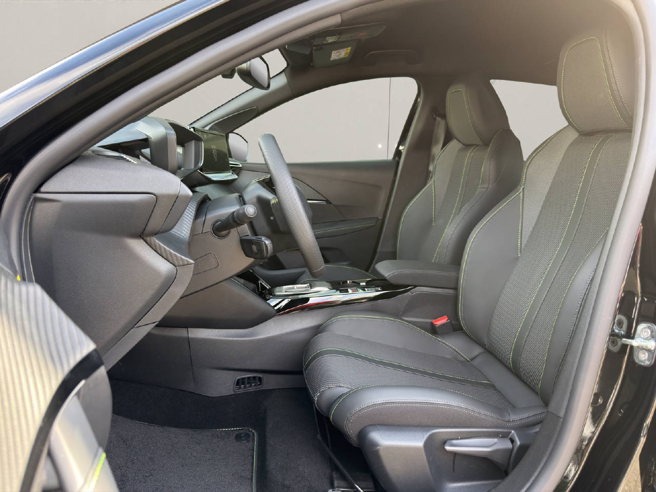 PEUGEOT 208 1.2 Hybrid 145 GT-image-3