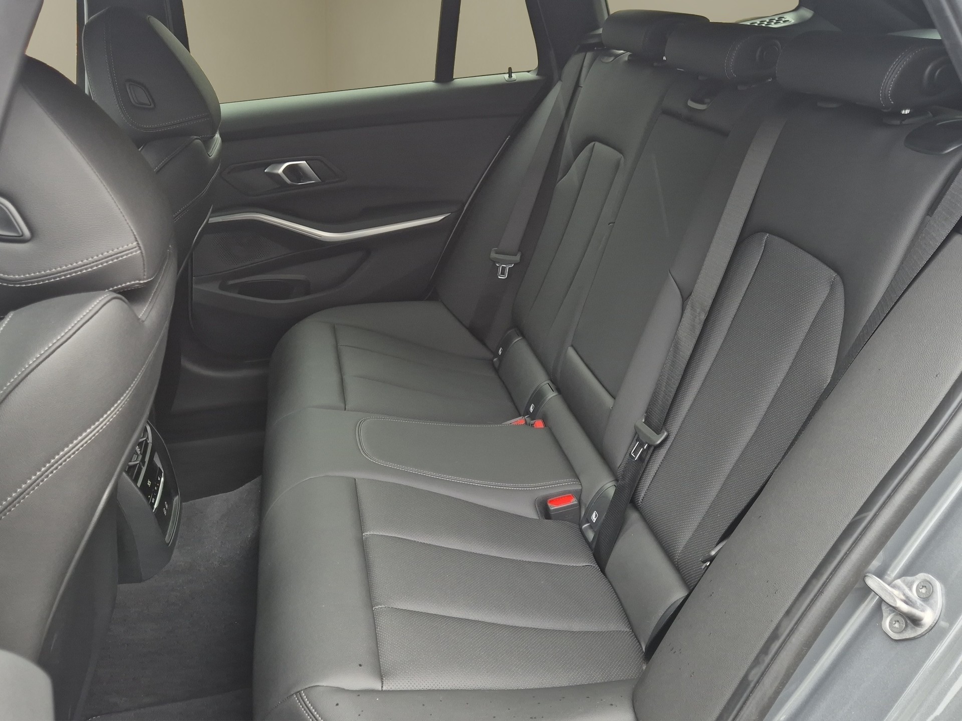 BMW 330i Touring xDrive Steptronic M Sport-image-12