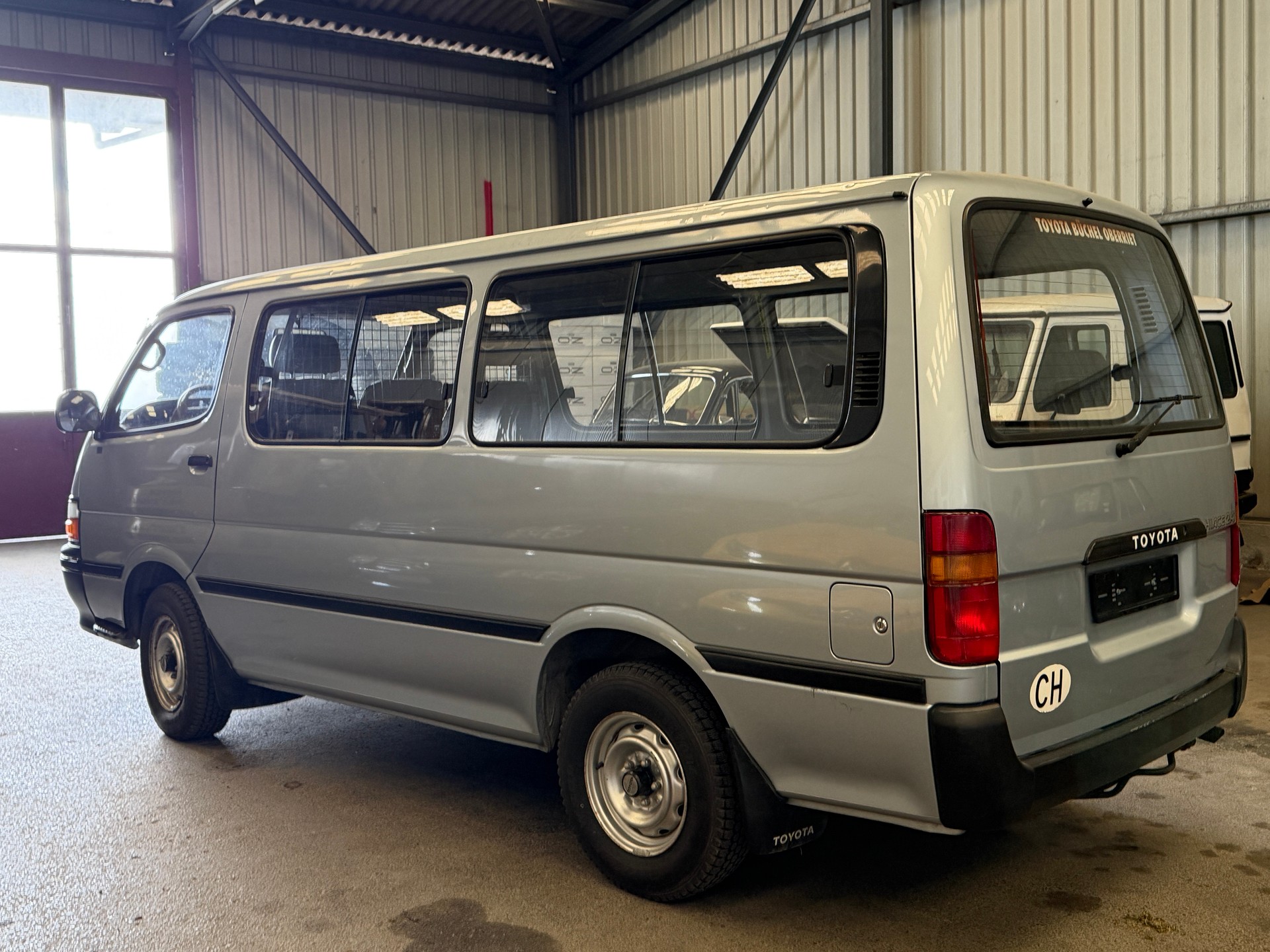 TOYOTA Hiace 2.4 EFI 4x2 Wagon-image-11