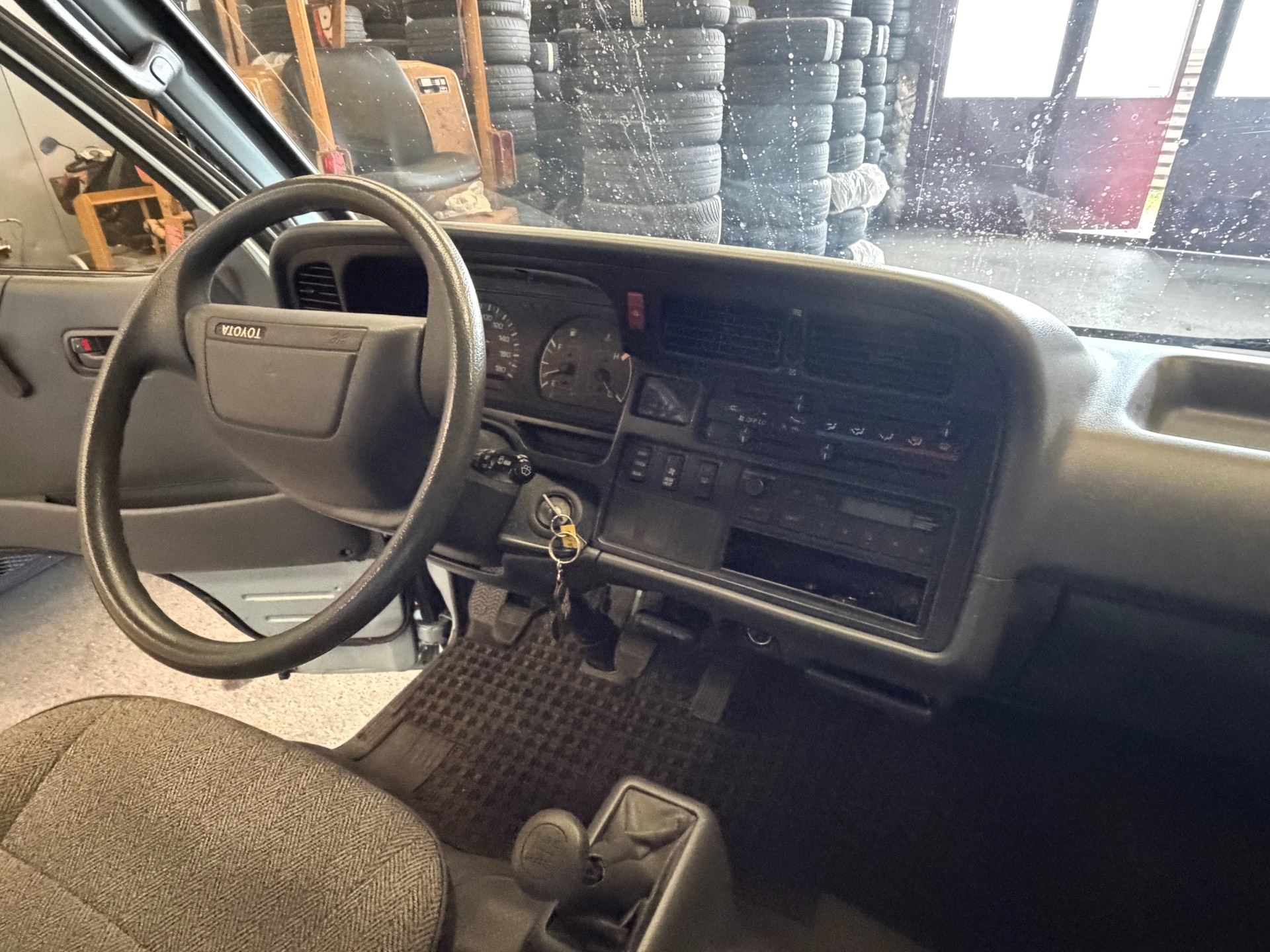 TOYOTA Hiace 2.4 EFI 4x2 Wagon-image-8