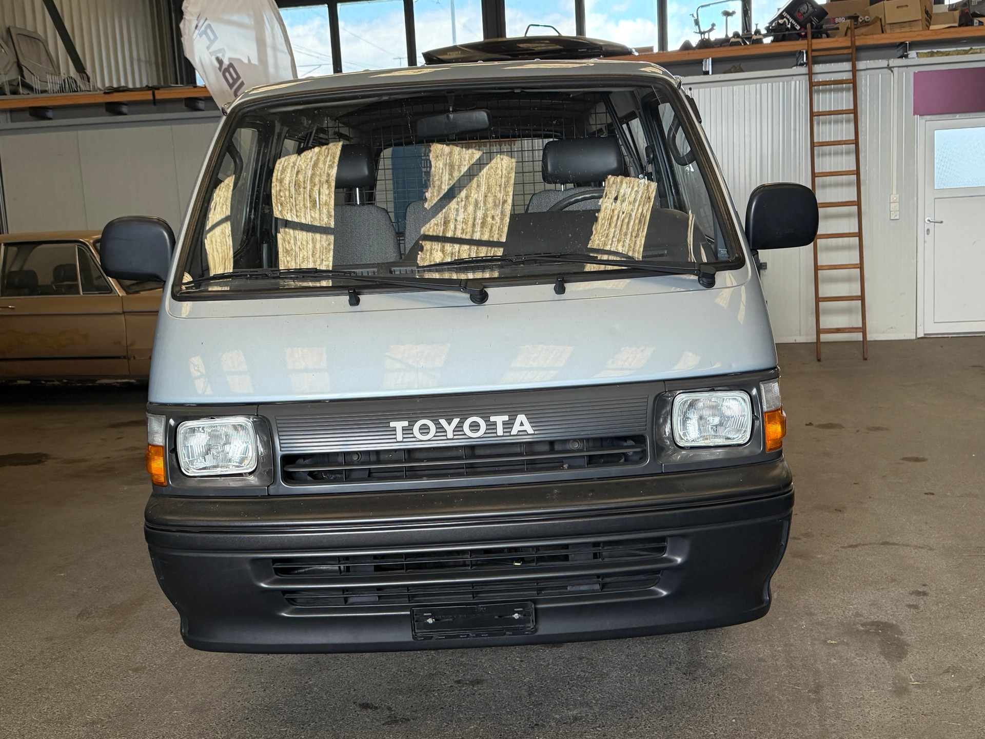 TOYOTA Hiace 2.4 EFI 4x2 Wagon-image-3