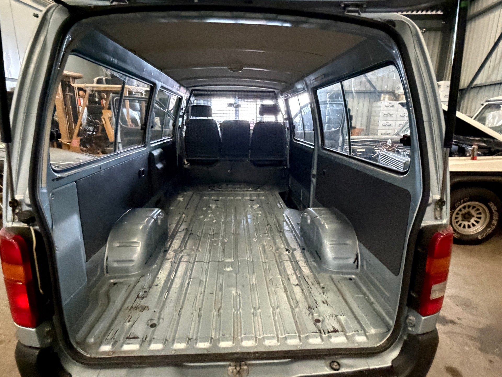 TOYOTA Hiace 2.4 EFI 4x2 Wagon-image-9