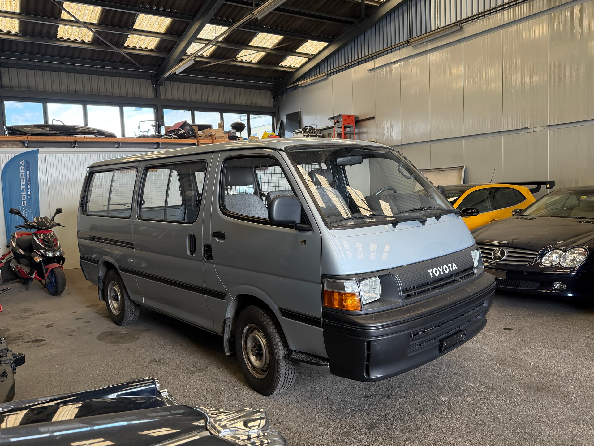 TOYOTA Hiace 2.4 EFI 4x2 Wagon-image-2