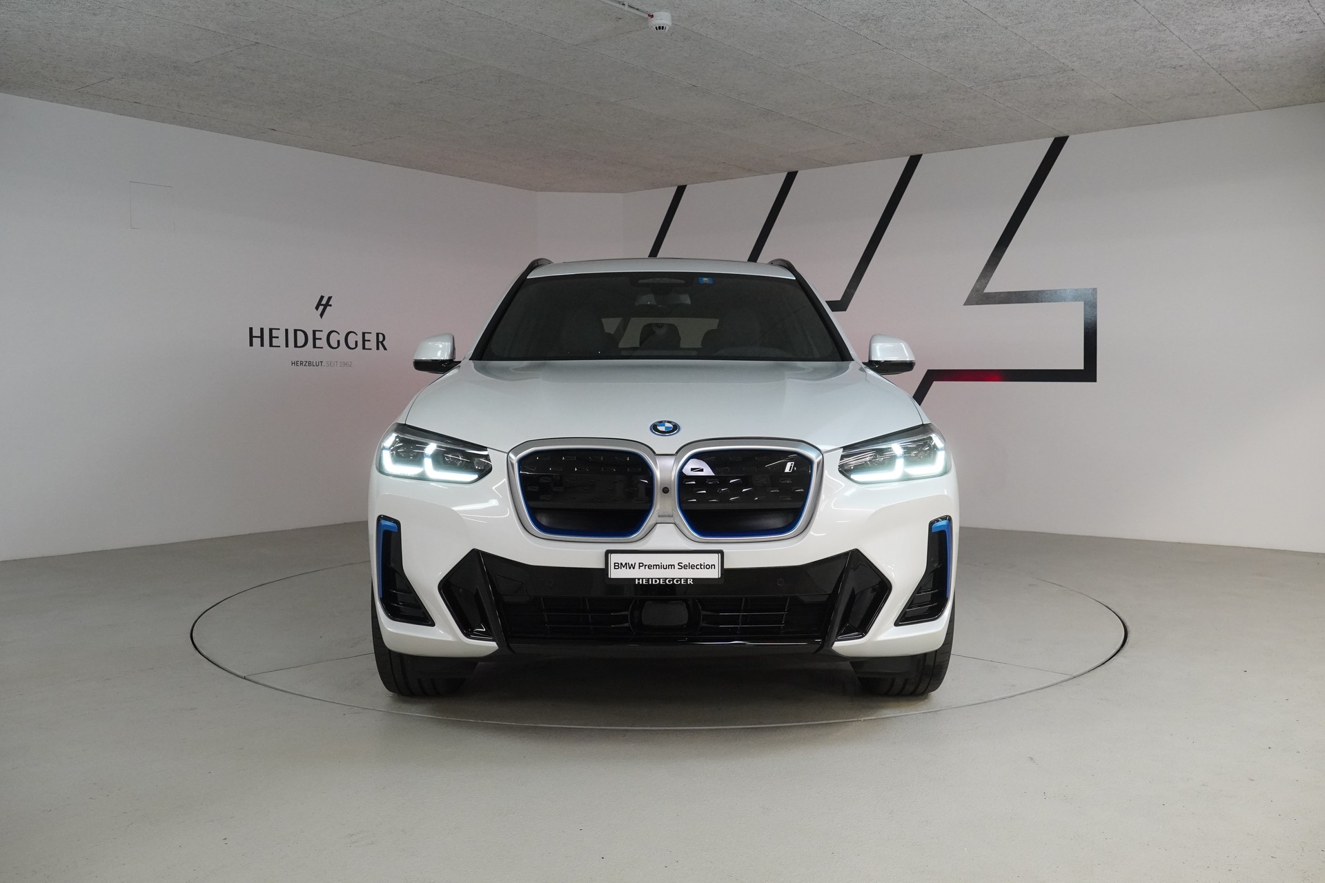 BMW iX3 Impressive-showroom-element-2