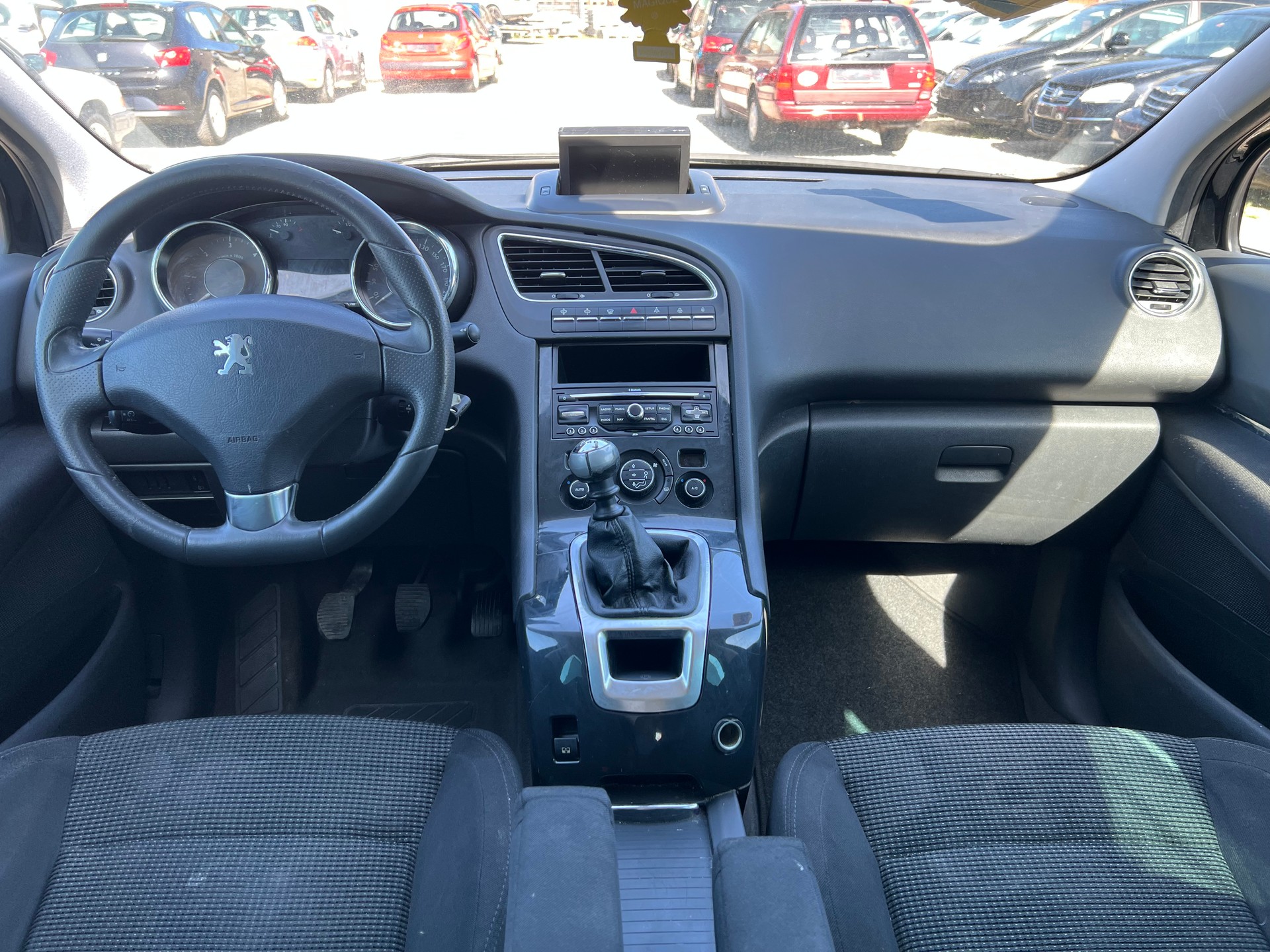 PEUGEOT 5008 1.6 HDI Sport-image-13