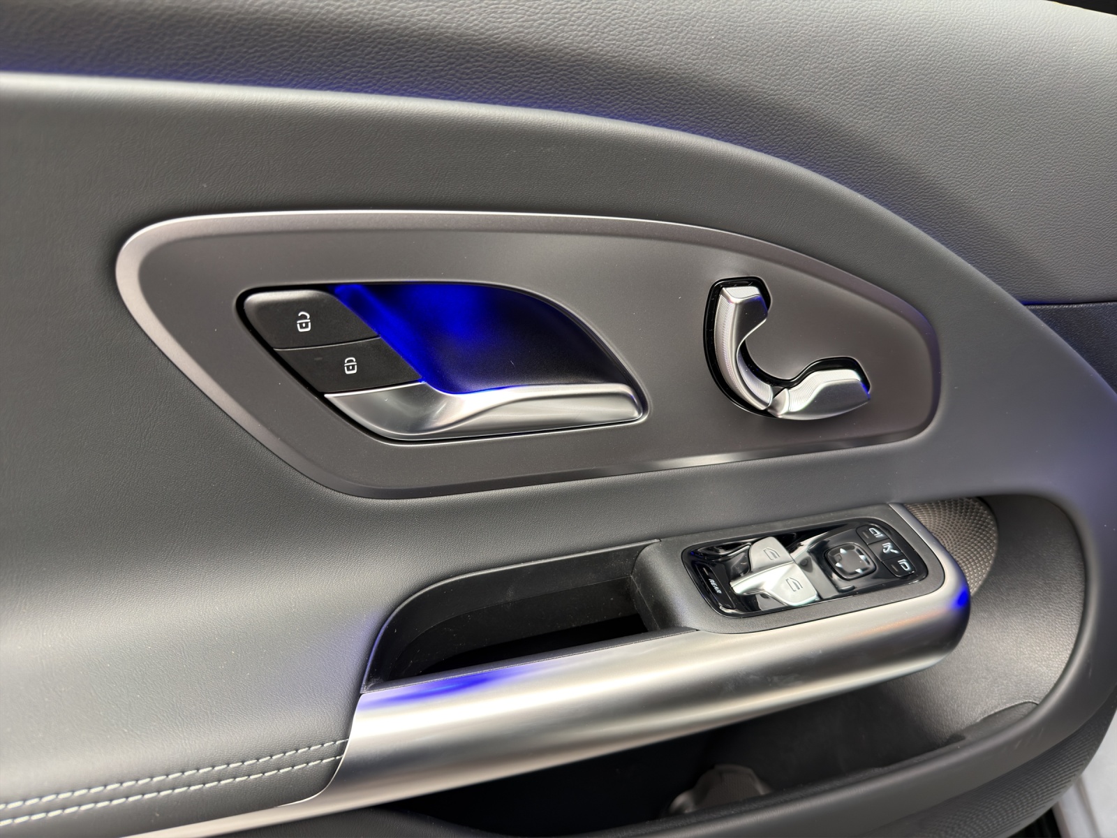 MERCEDES-BENZ CLA 220 4MATIC-image-10