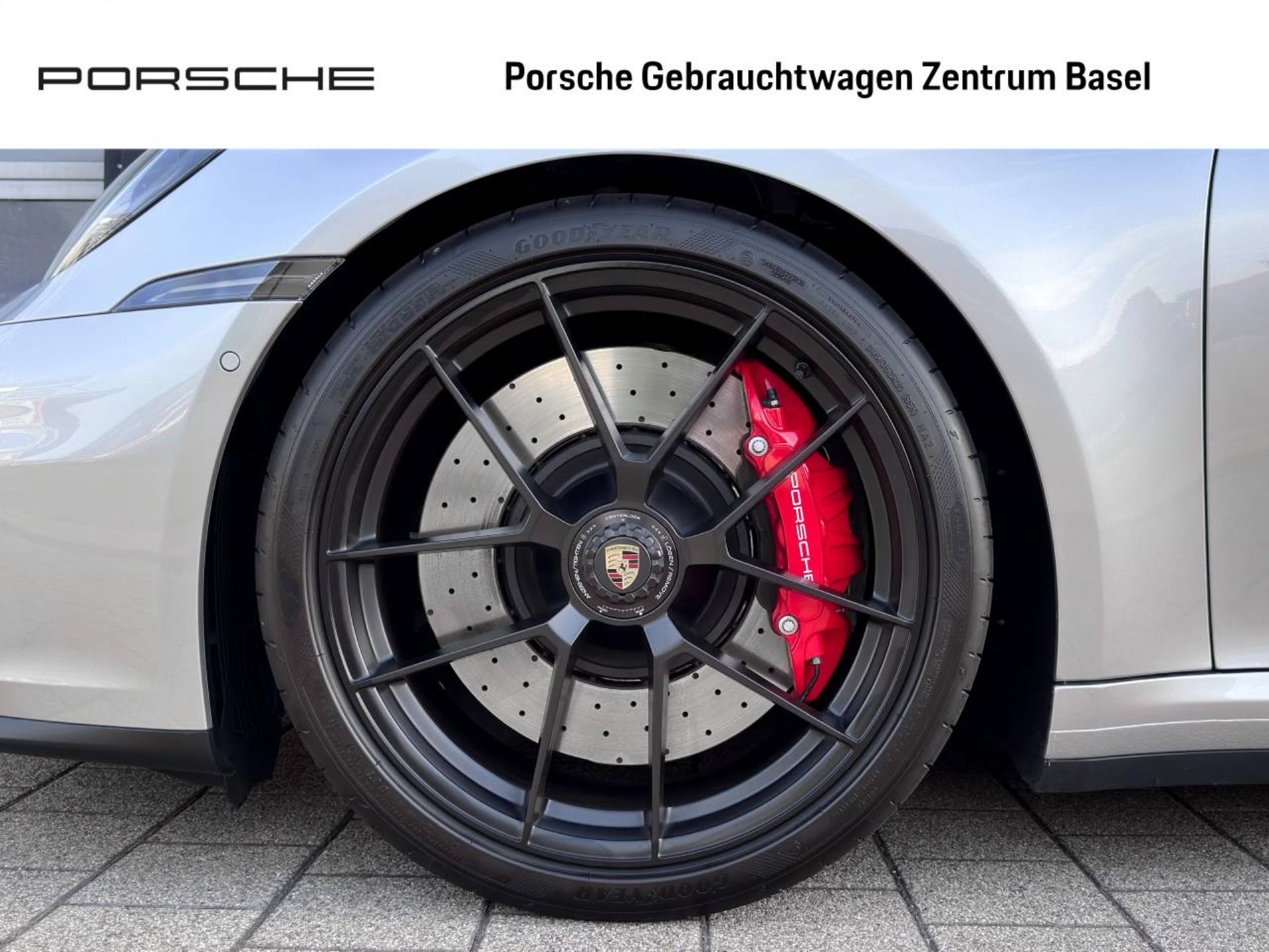 PORSCHE 911 Carrera 4 GTS-image-5