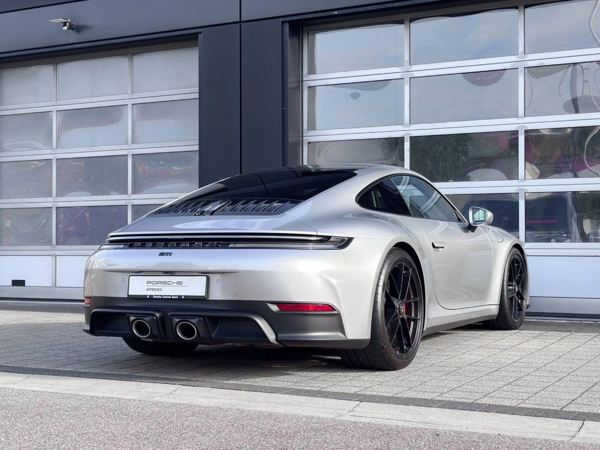 PORSCHE 911 Carrera 4 GTS-image-9