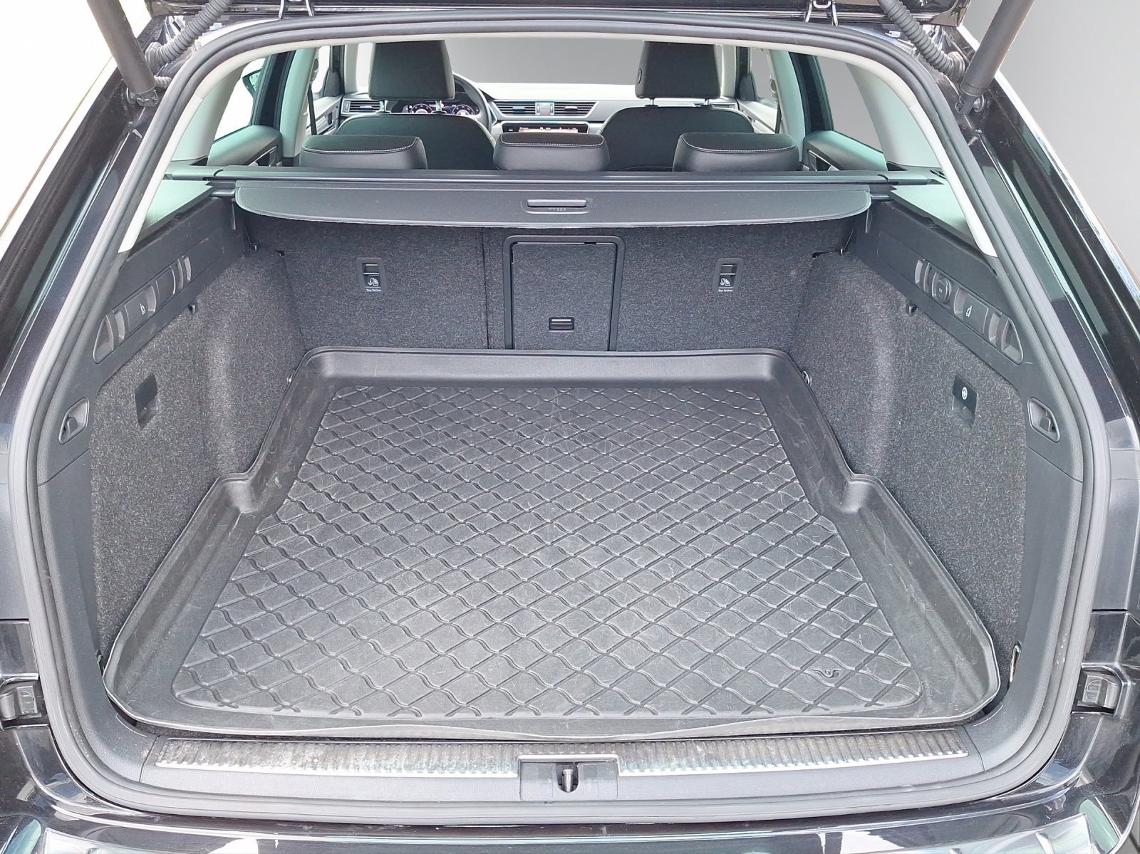SKODA Superb Combi 2.0 TDI Style DSG-image-13