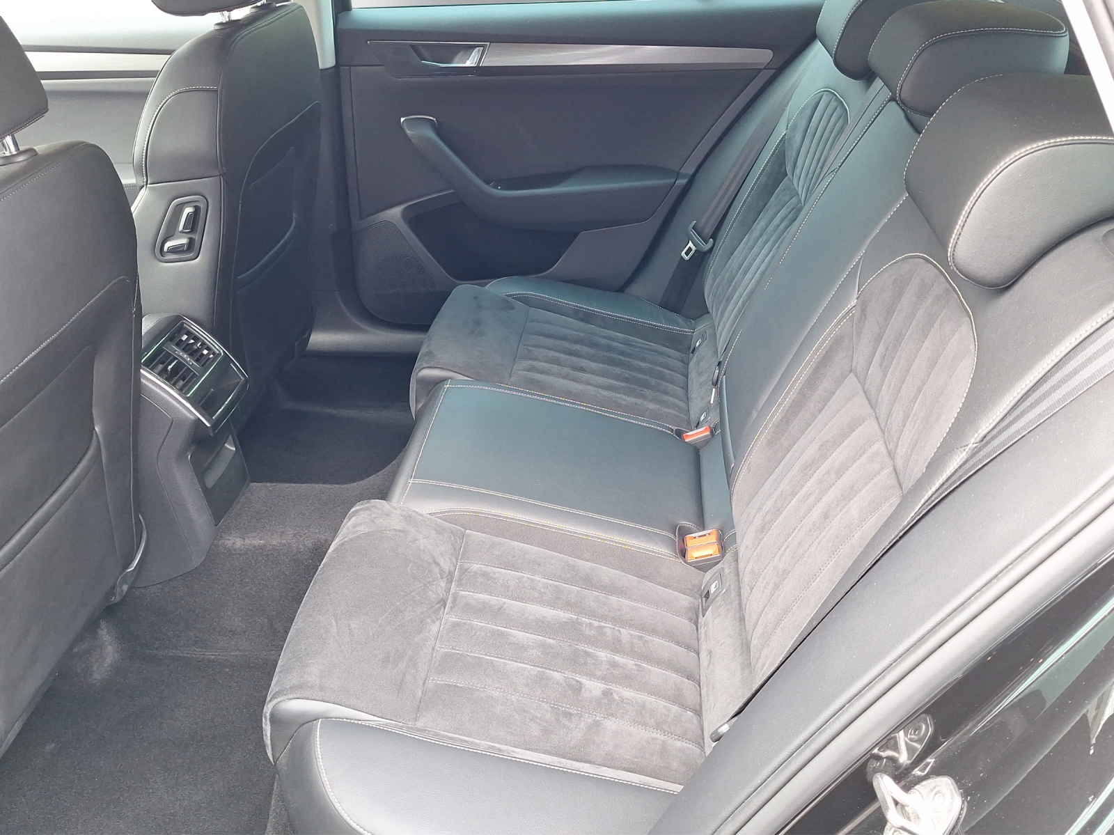 SKODA Superb Combi 2.0 TDI Style DSG-image-12