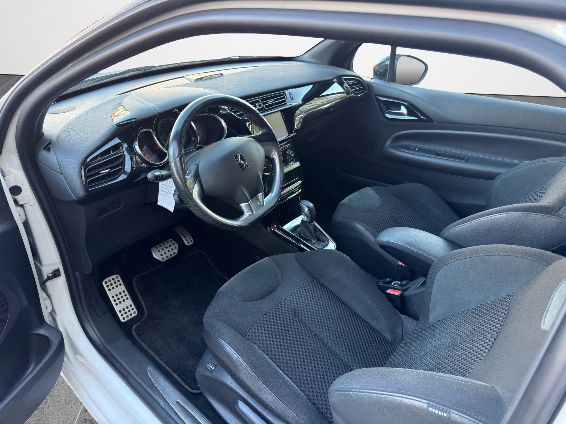 DS AUTOMOBILES DS 3 1.2 PureTech SO Chic EAT-image-9