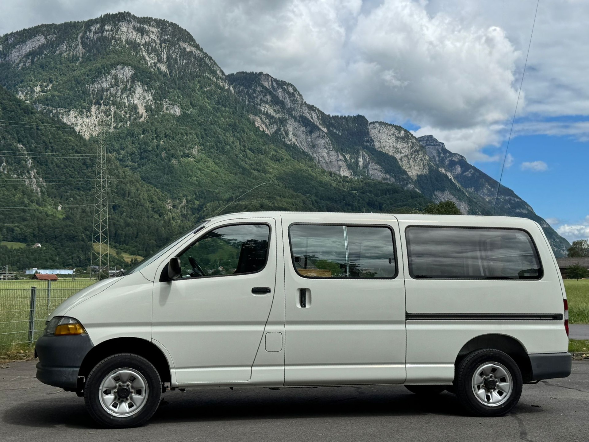 TOYOTA Hiace 2.4 Van 4x4 LWB-showroom-element-3