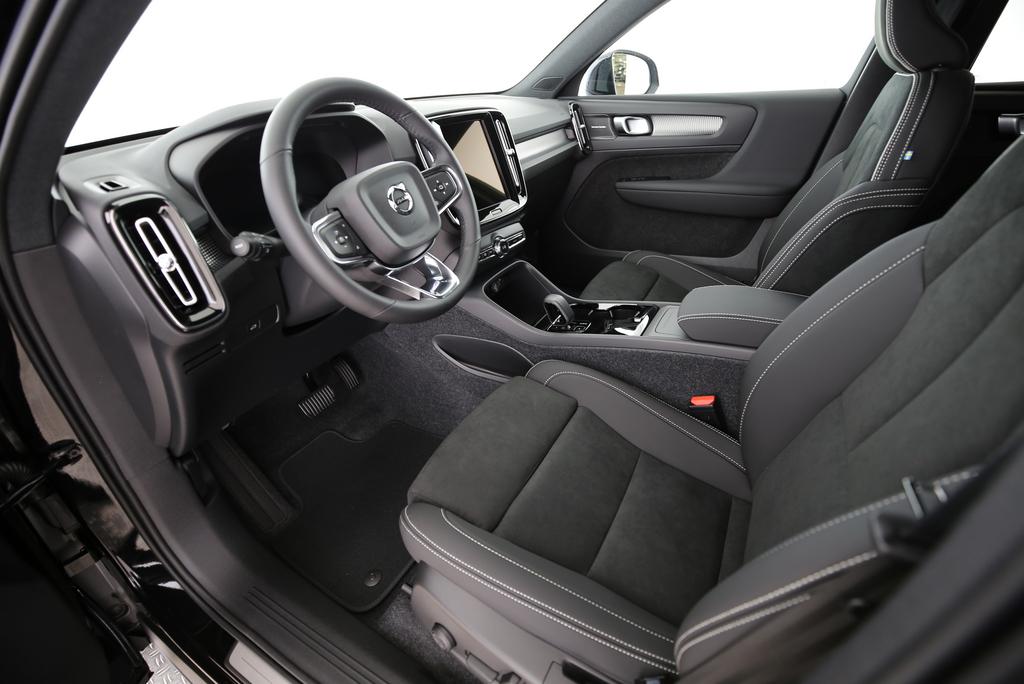 VOLVO XC40 2.0 B4 MH Black Edition-image-6