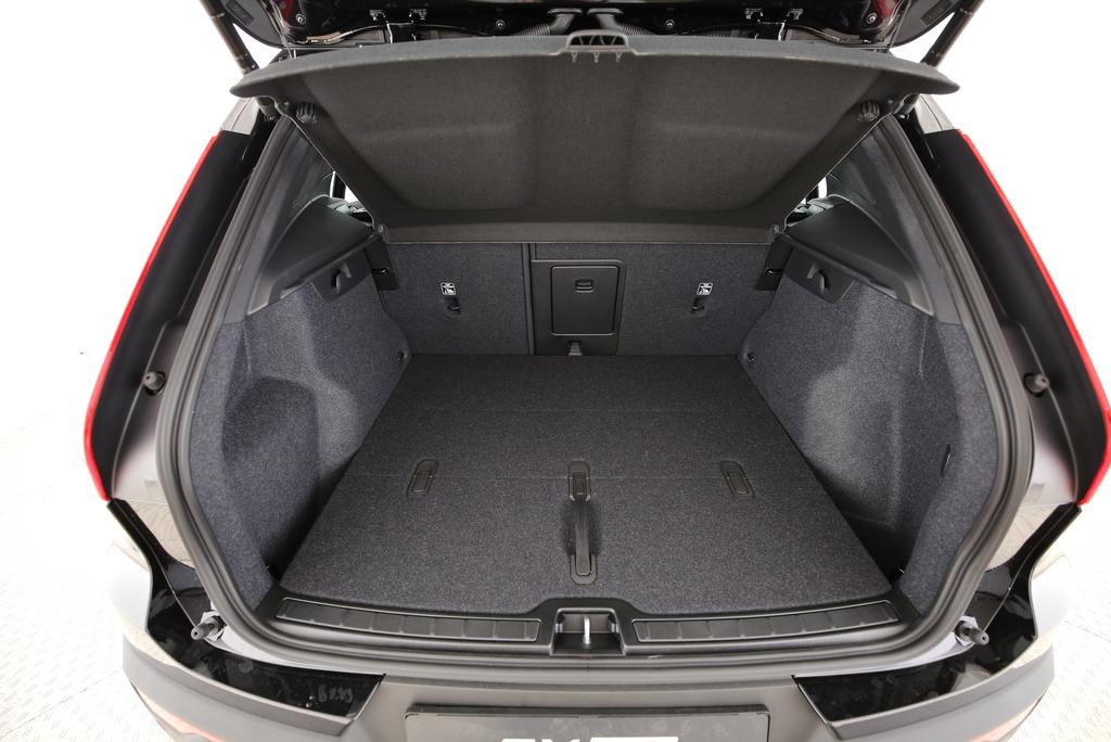 VOLVO XC40 2.0 B4 MH Black Edition-image-14