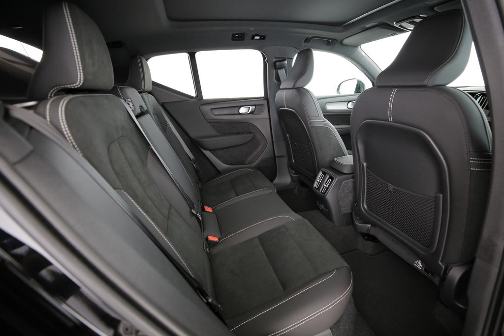 VOLVO XC40 2.0 B4 MH Black Edition-image-11