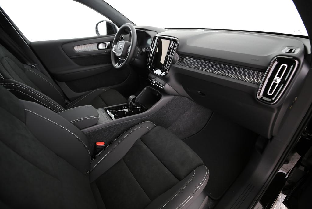 VOLVO XC40 2.0 B4 MH Black Edition-image-8