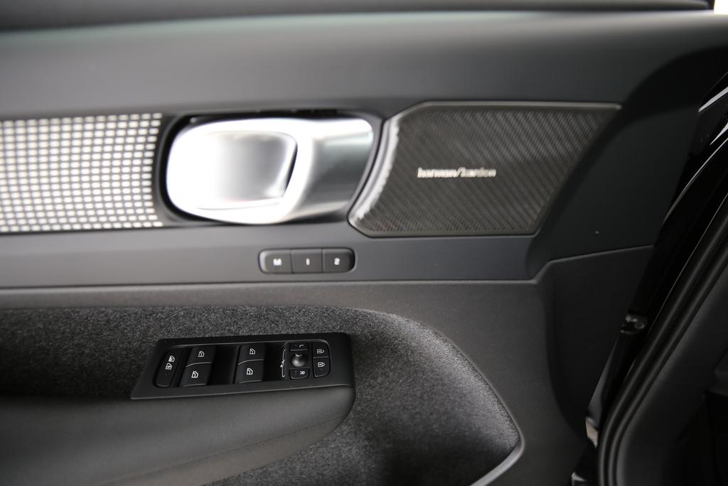 VOLVO XC40 2.0 B4 MH Black Edition-image-12
