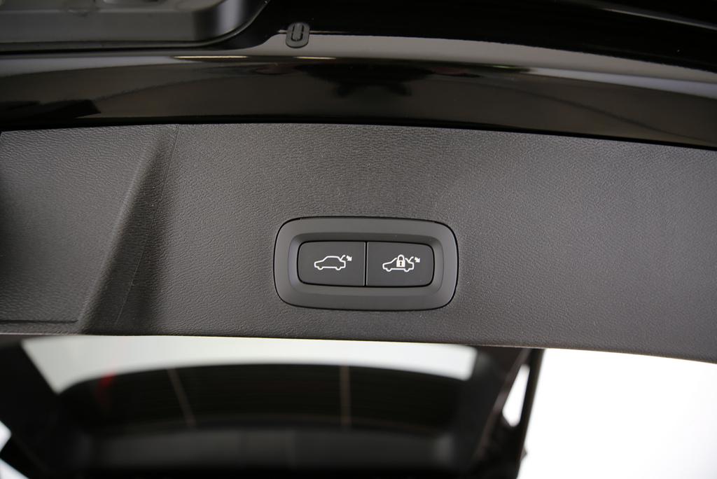 VOLVO XC40 2.0 B4 MH Black Edition-image-13