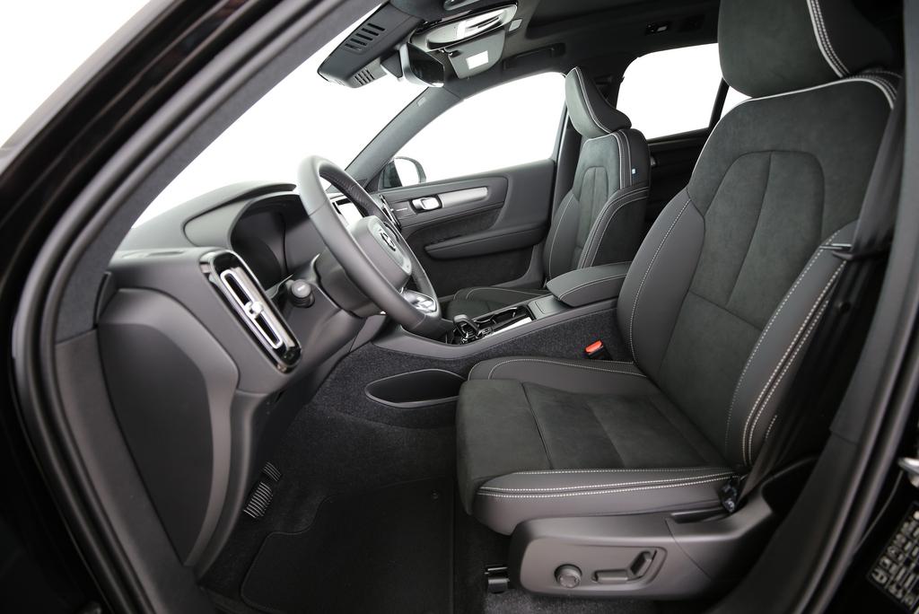 VOLVO XC40 2.0 B4 MH Black Edition-image-15