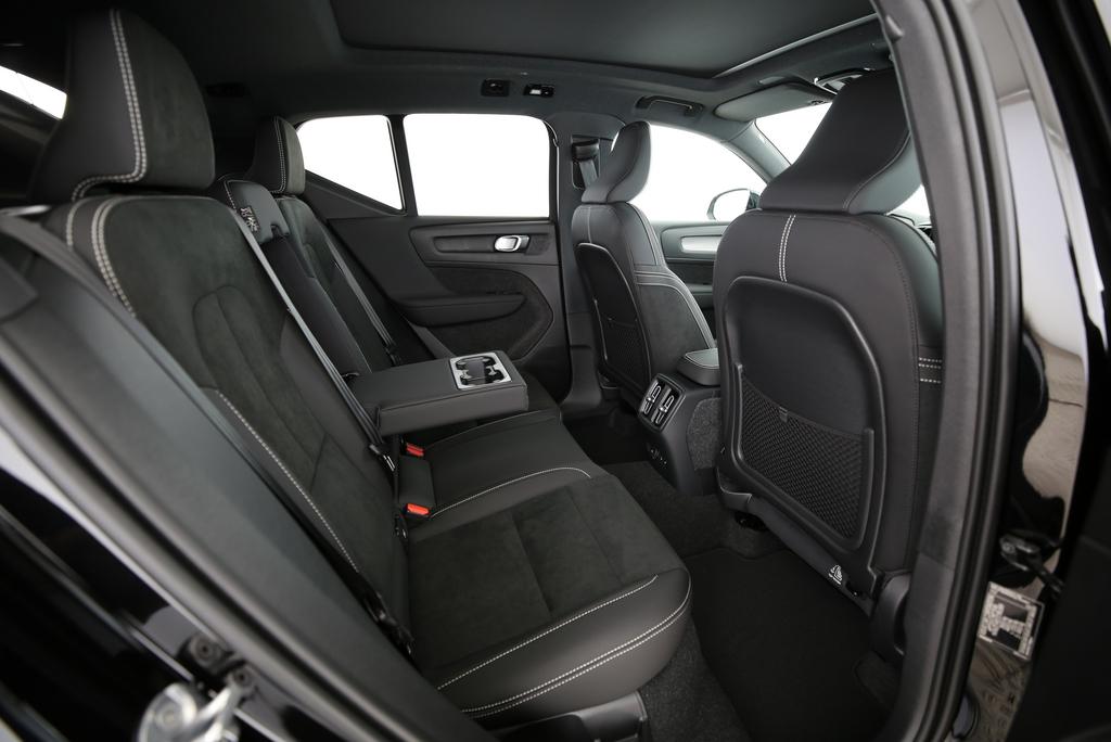 VOLVO XC40 2.0 B4 MH Black Edition-image-10