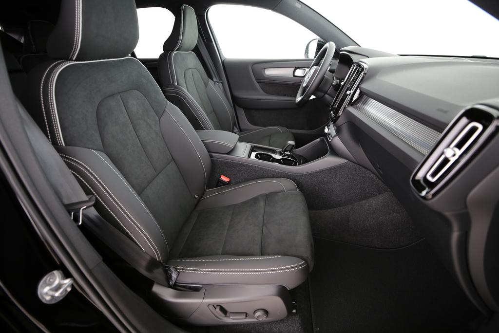VOLVO XC40 2.0 B4 MH Black Edition-image-9