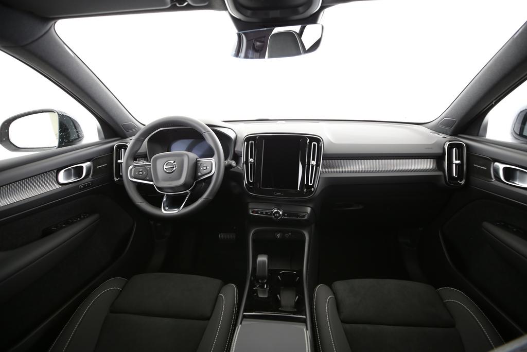 VOLVO XC40 2.0 B4 MH Black Edition-image-7