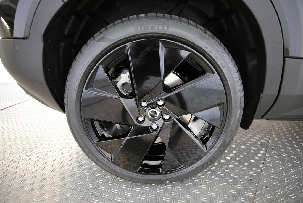 VOLVO XC40 2.0 B4 MH Black Edition-image-5