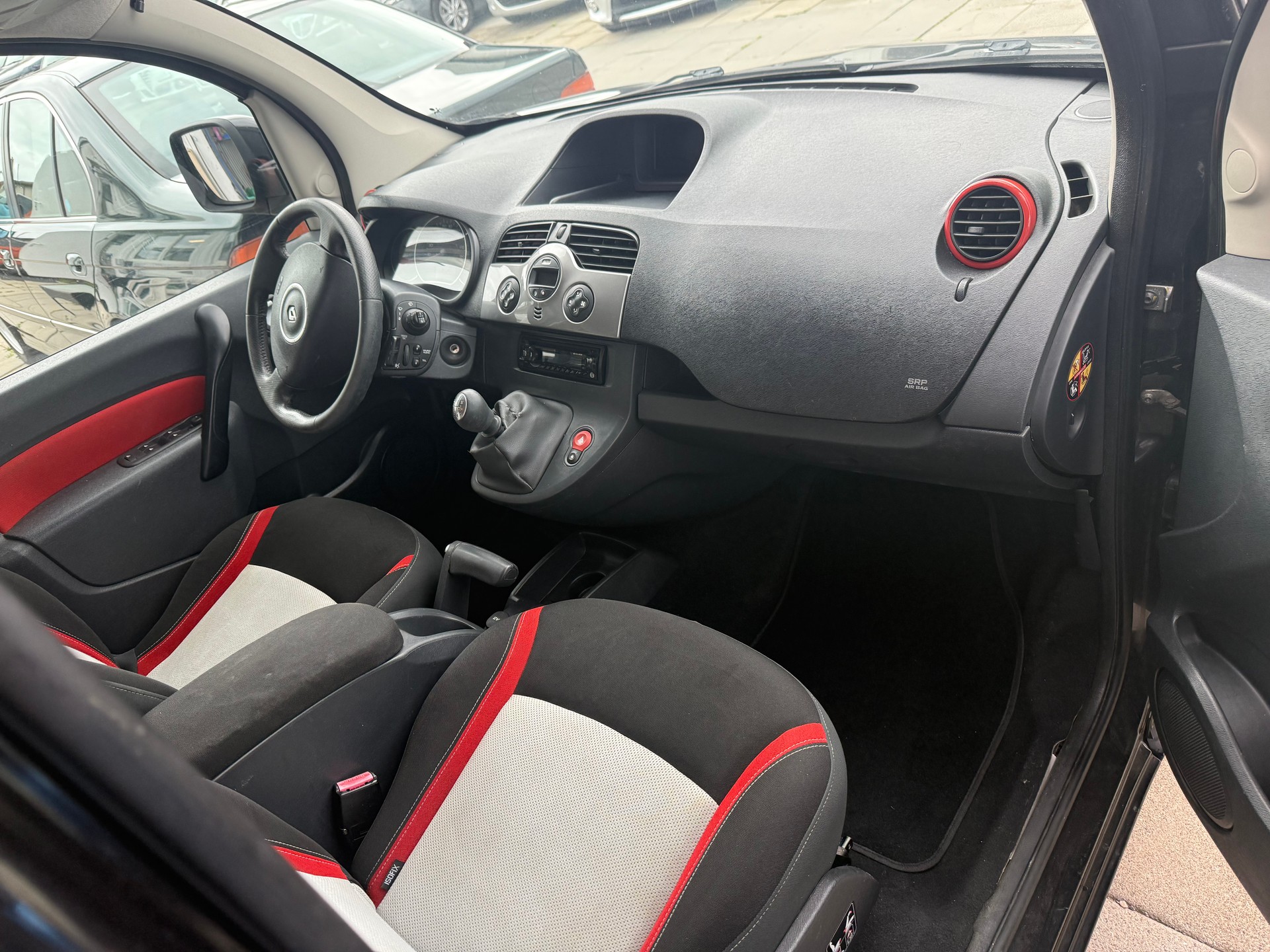 RENAULT Kangoo 1.5 dCi Happy Family-image-7