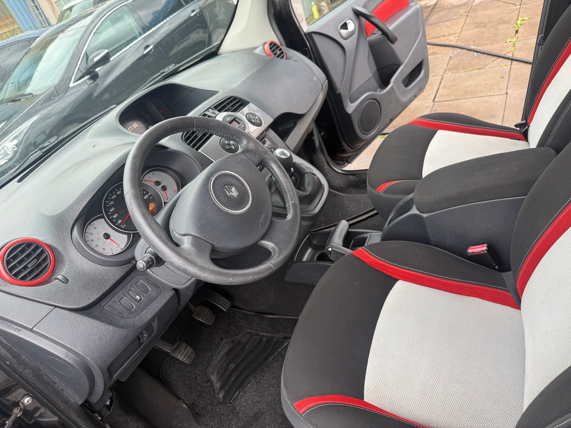 RENAULT Kangoo 1.5 dCi Happy Family-image-9