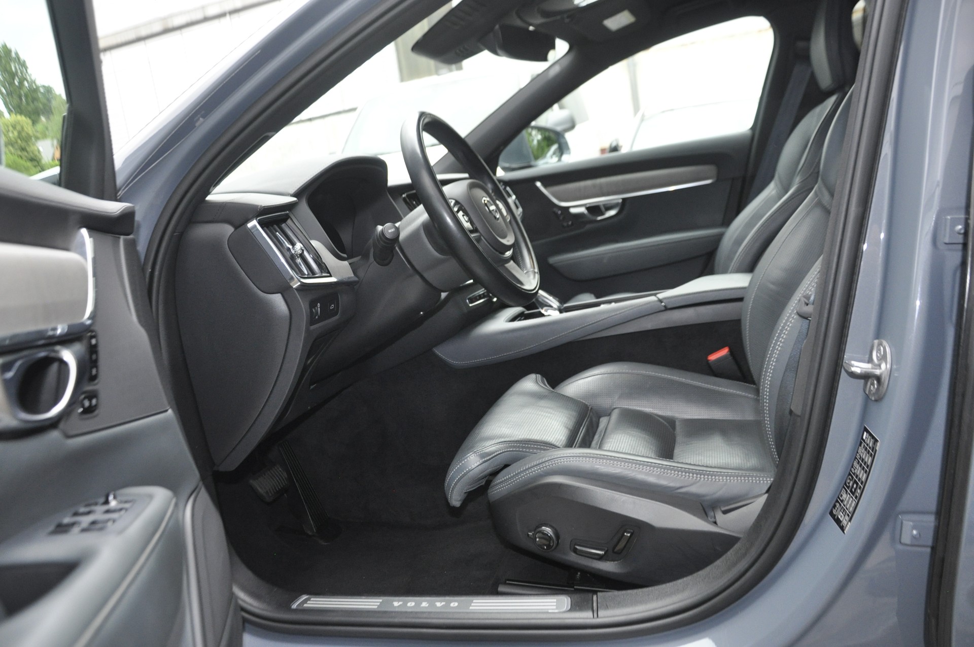 VOLVO V90 B5 AWD Diesel Mild Hybrid Inscription Geartronic I Anhängerkupplung-image-4