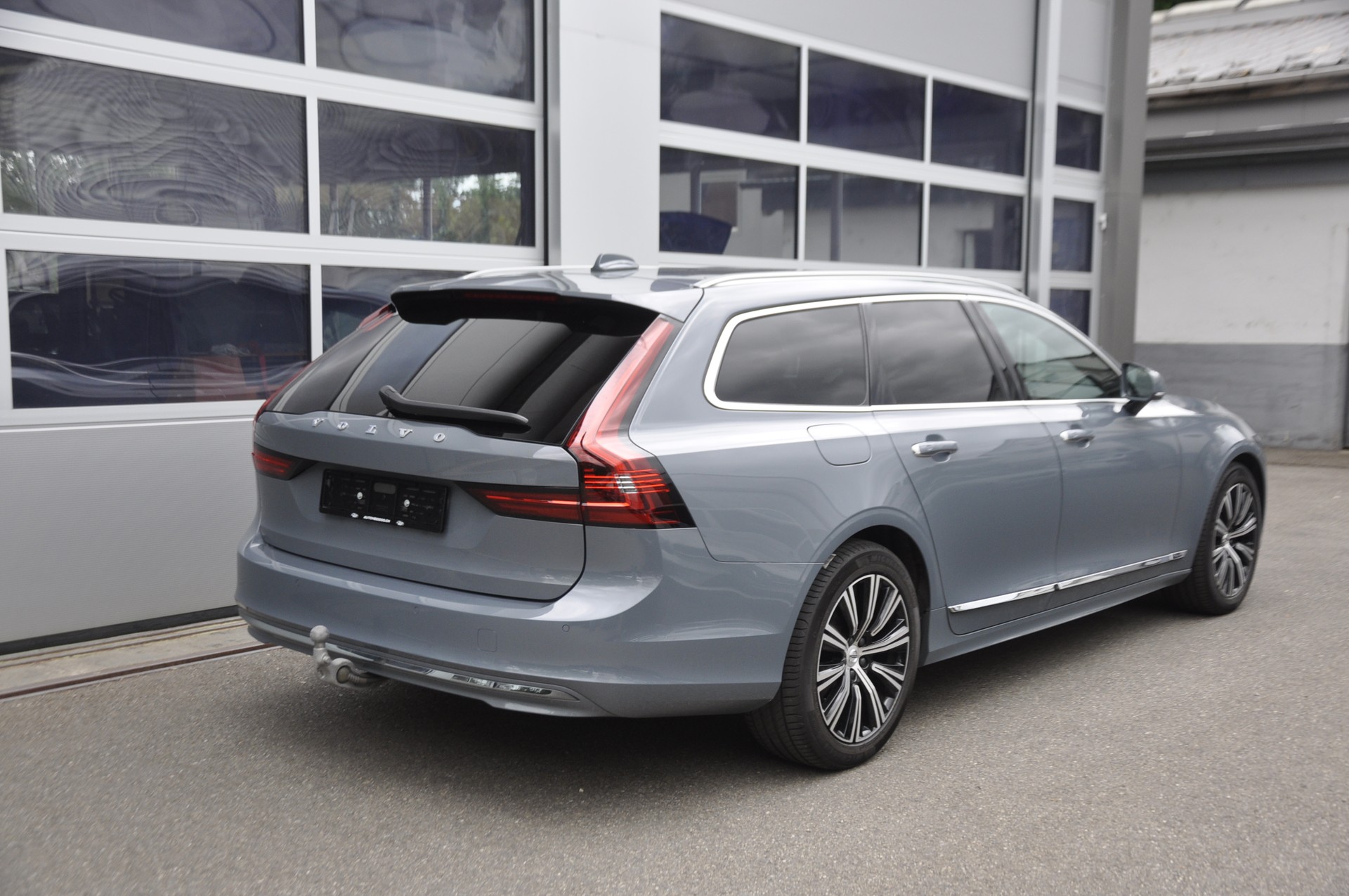 VOLVO V90 B5 AWD Diesel Mild Hybrid Inscription Geartronic I Anhängerkupplung-image-3