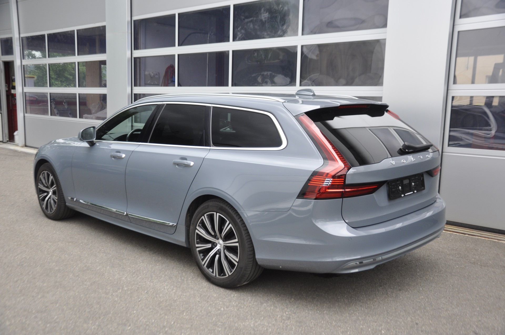 VOLVO V90 B5 AWD Diesel Mild Hybrid Inscription Geartronic I Anhängerkupplung-image-15