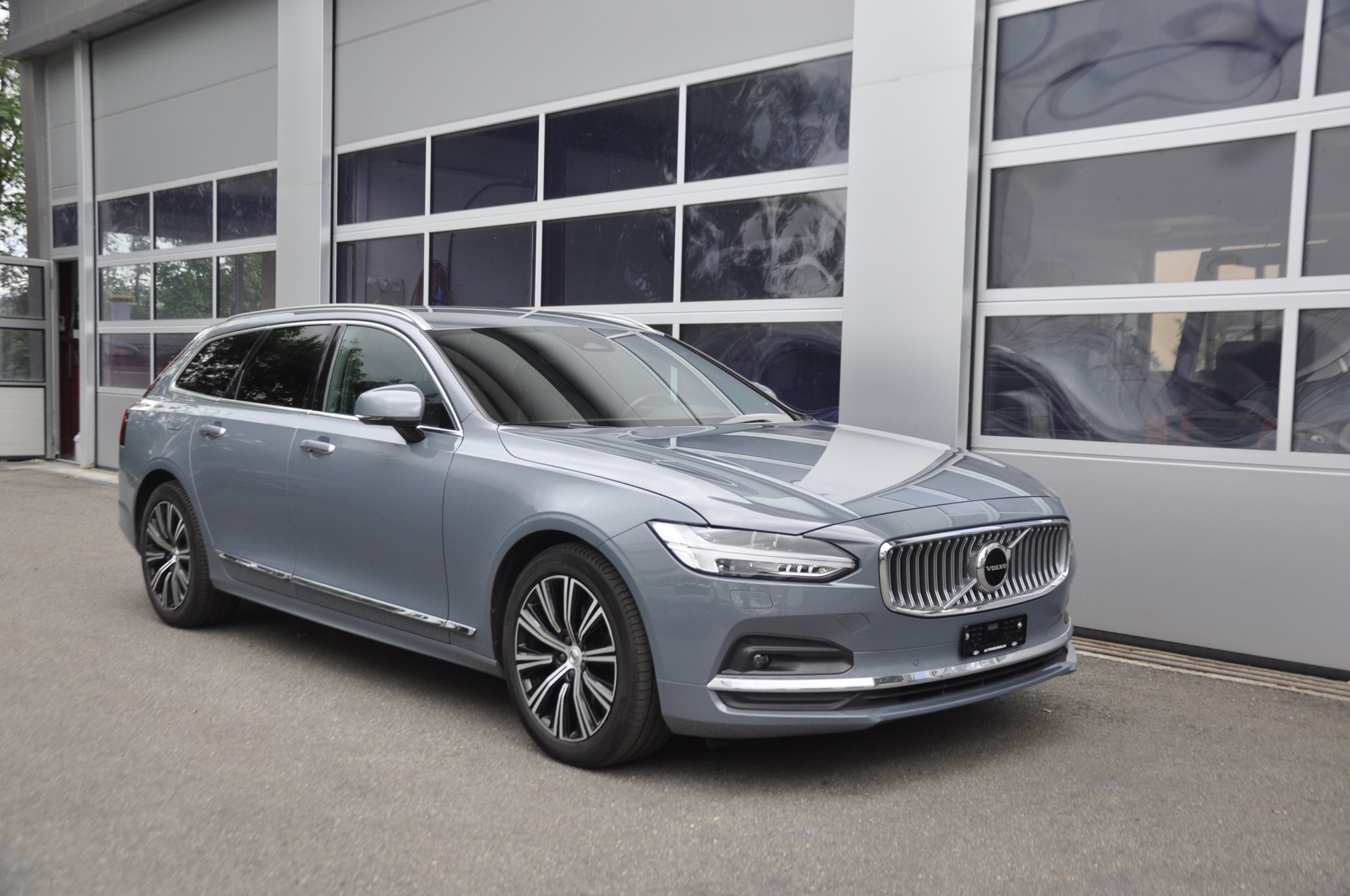 VOLVO V90 B5 AWD Diesel Mild Hybrid Inscription Geartronic I Anhängerkupplung-image-0
