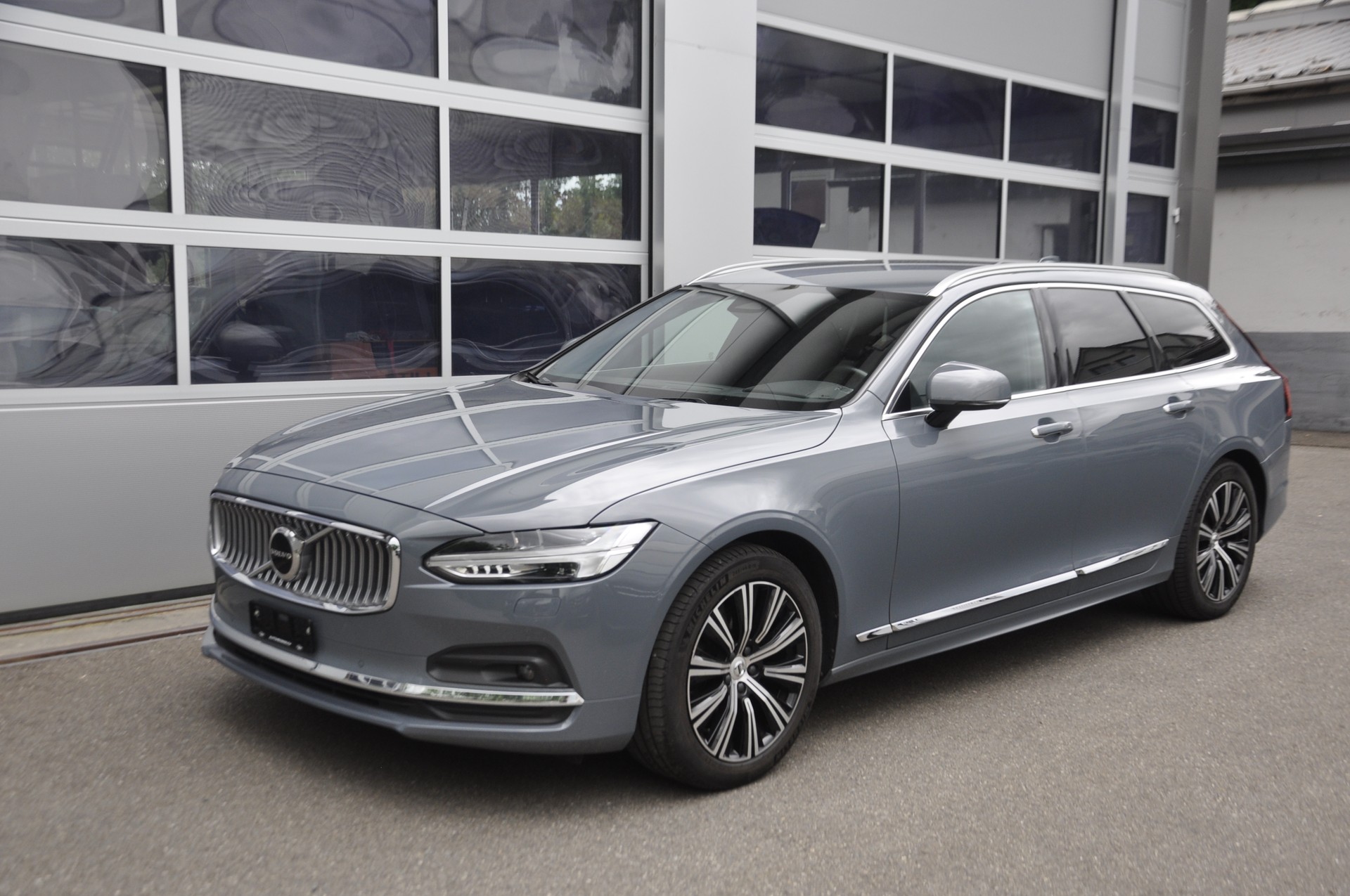 VOLVO V90 B5 AWD Diesel Mild Hybrid Inscription Geartronic I Anhängerkupplung-image-14