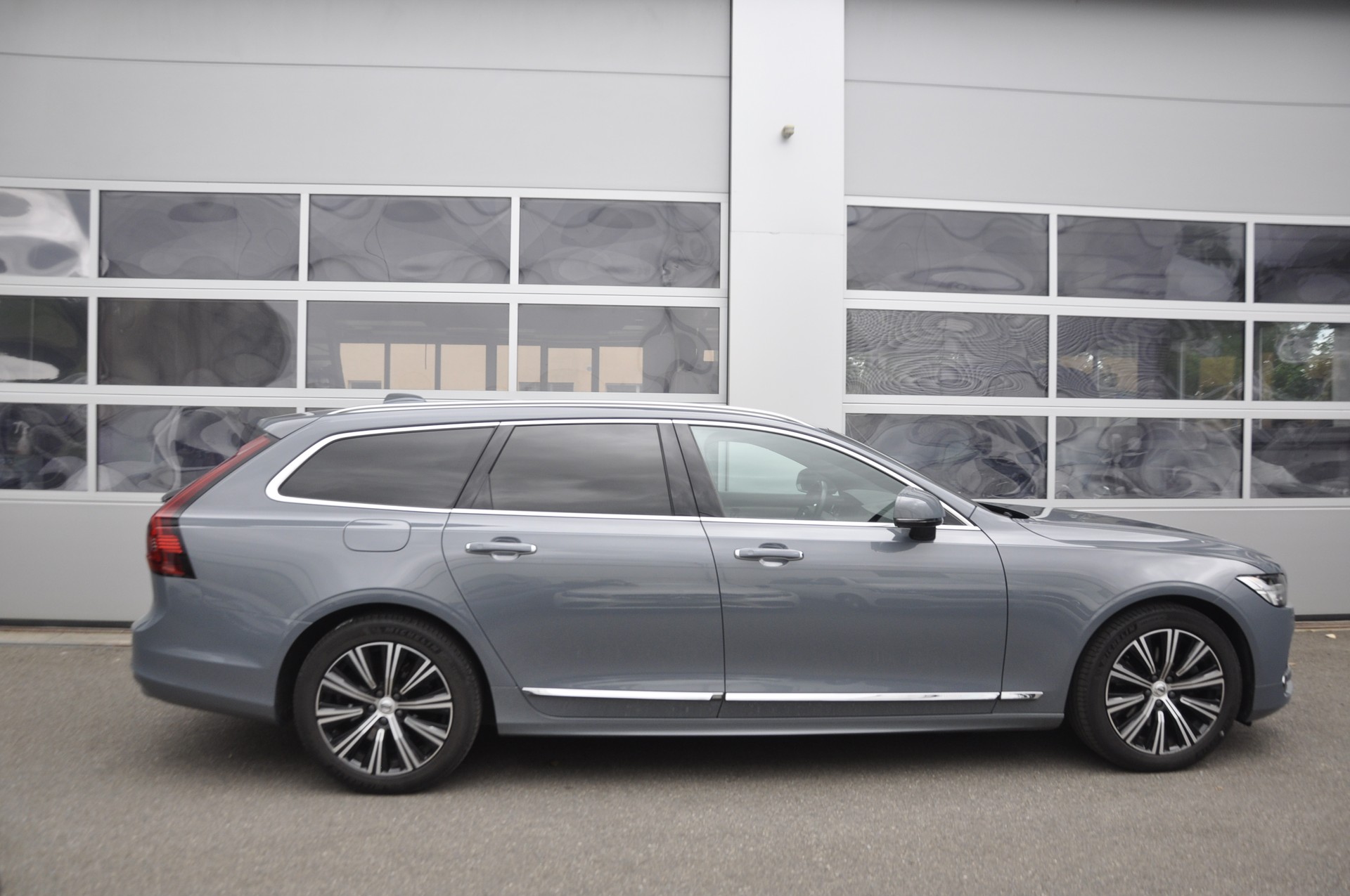 VOLVO V90 B5 AWD Diesel Mild Hybrid Inscription Geartronic I Anhängerkupplung-image-2