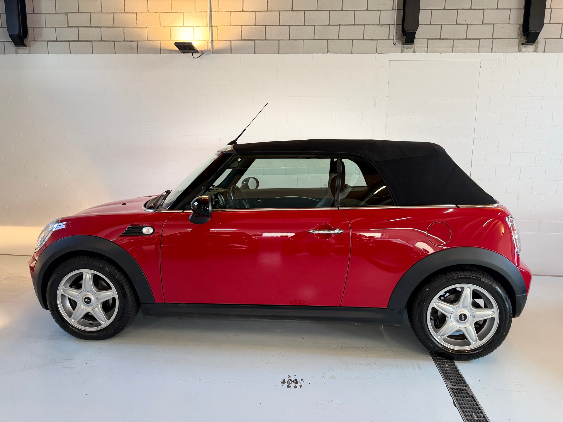 MINI Cooper Cabriolet-image-4