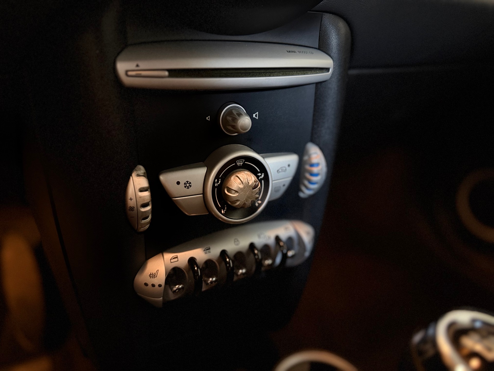 MINI Cooper Cabriolet-image-18
