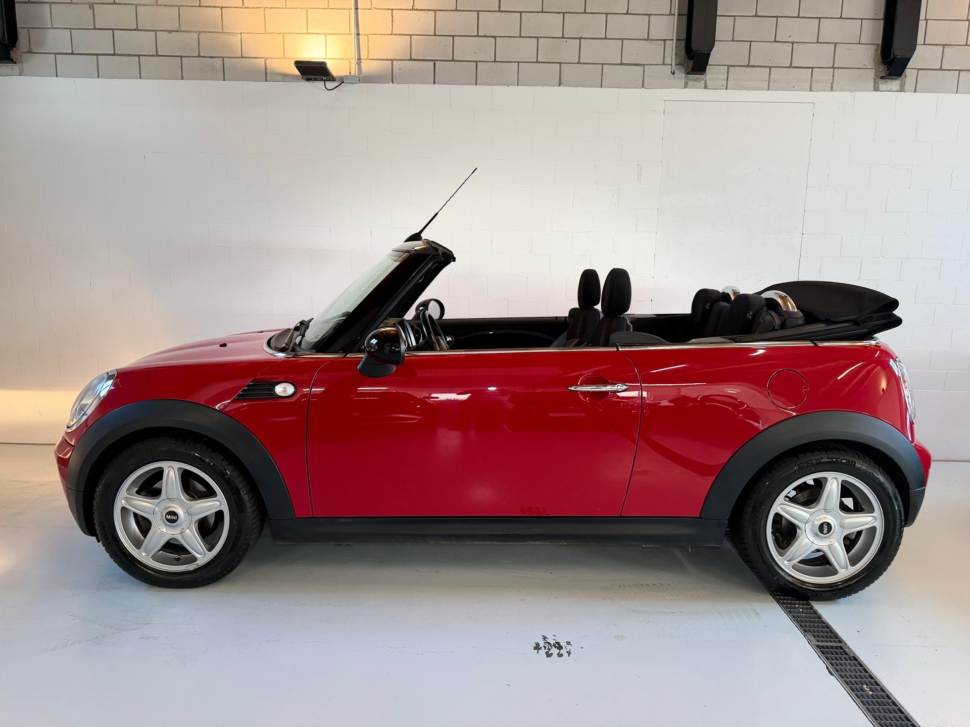MINI Cooper Cabriolet-image-3