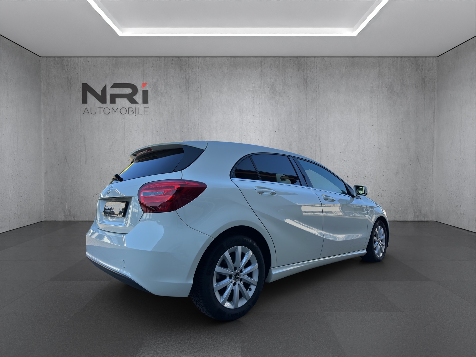 MERCEDES-BENZ A 180 d BlueEF Edition Style-image-4