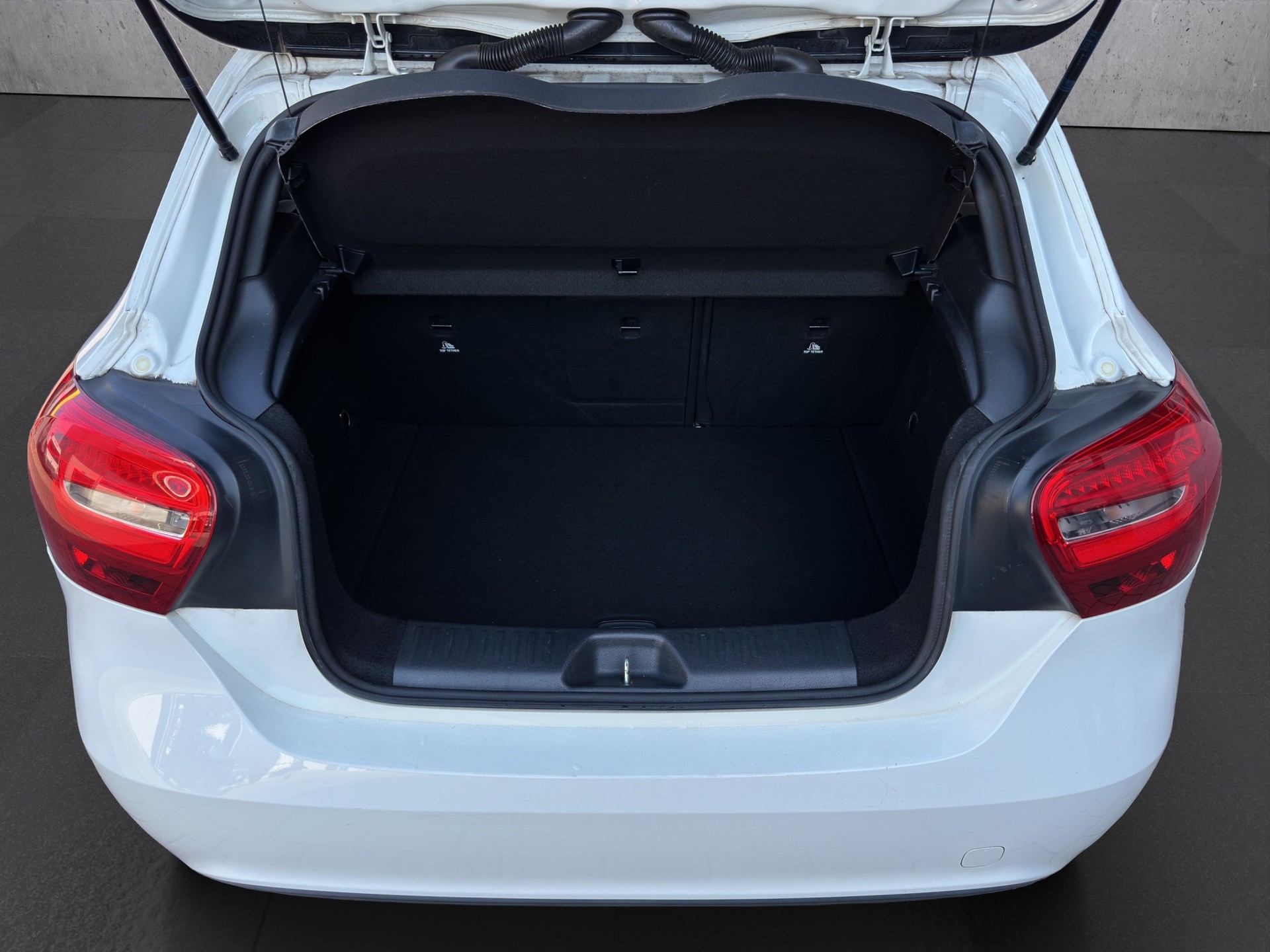 MERCEDES-BENZ A 180 d BlueEF Edition Style-image-14