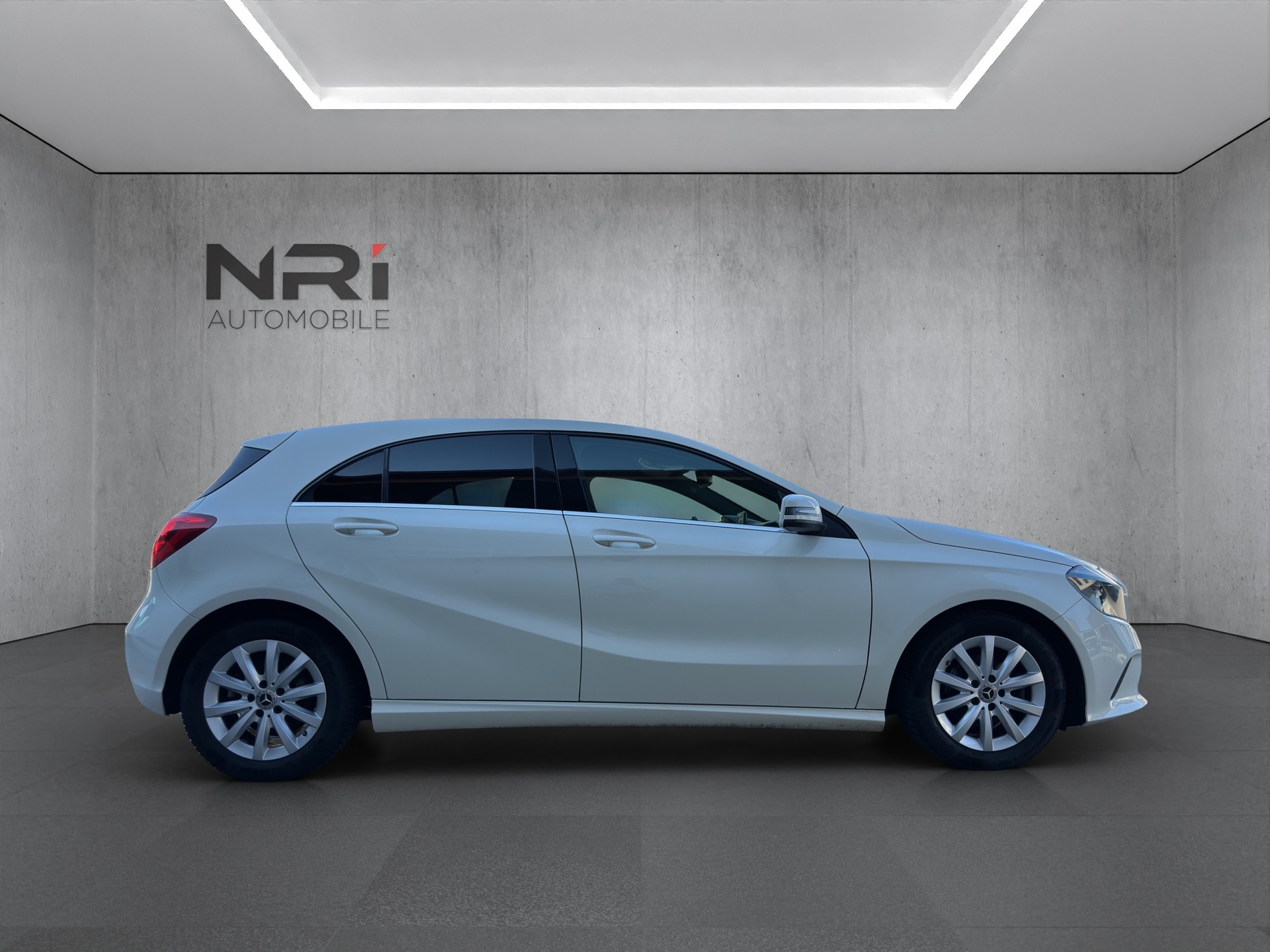 MERCEDES-BENZ A 180 d BlueEF Edition Style-image-3