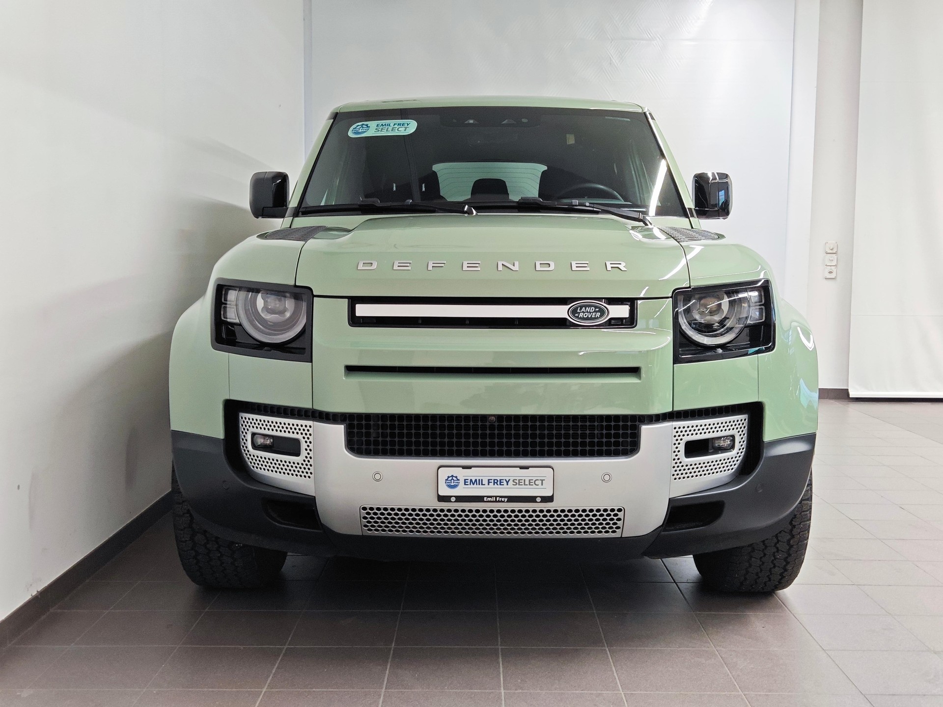 LAND ROVER Defender 110 3.0 D I6 300 75th Edition - Equipaggiato di gancio traino elettrico-image-10