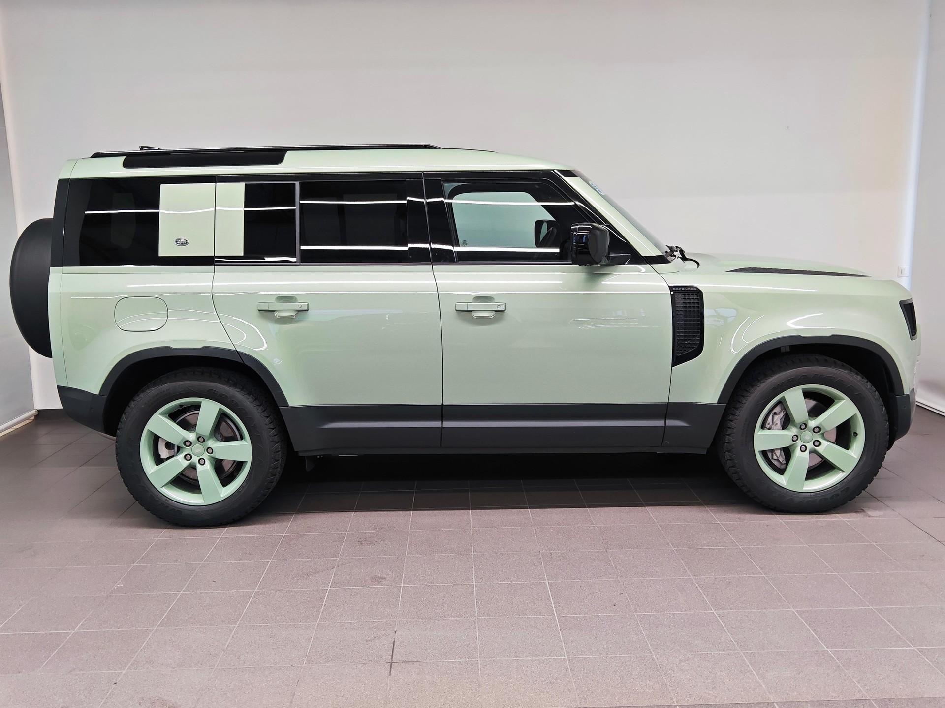 LAND ROVER Defender 110 3.0 D I6 300 75th Edition - Equipaggiato di gancio traino elettrico-image-13