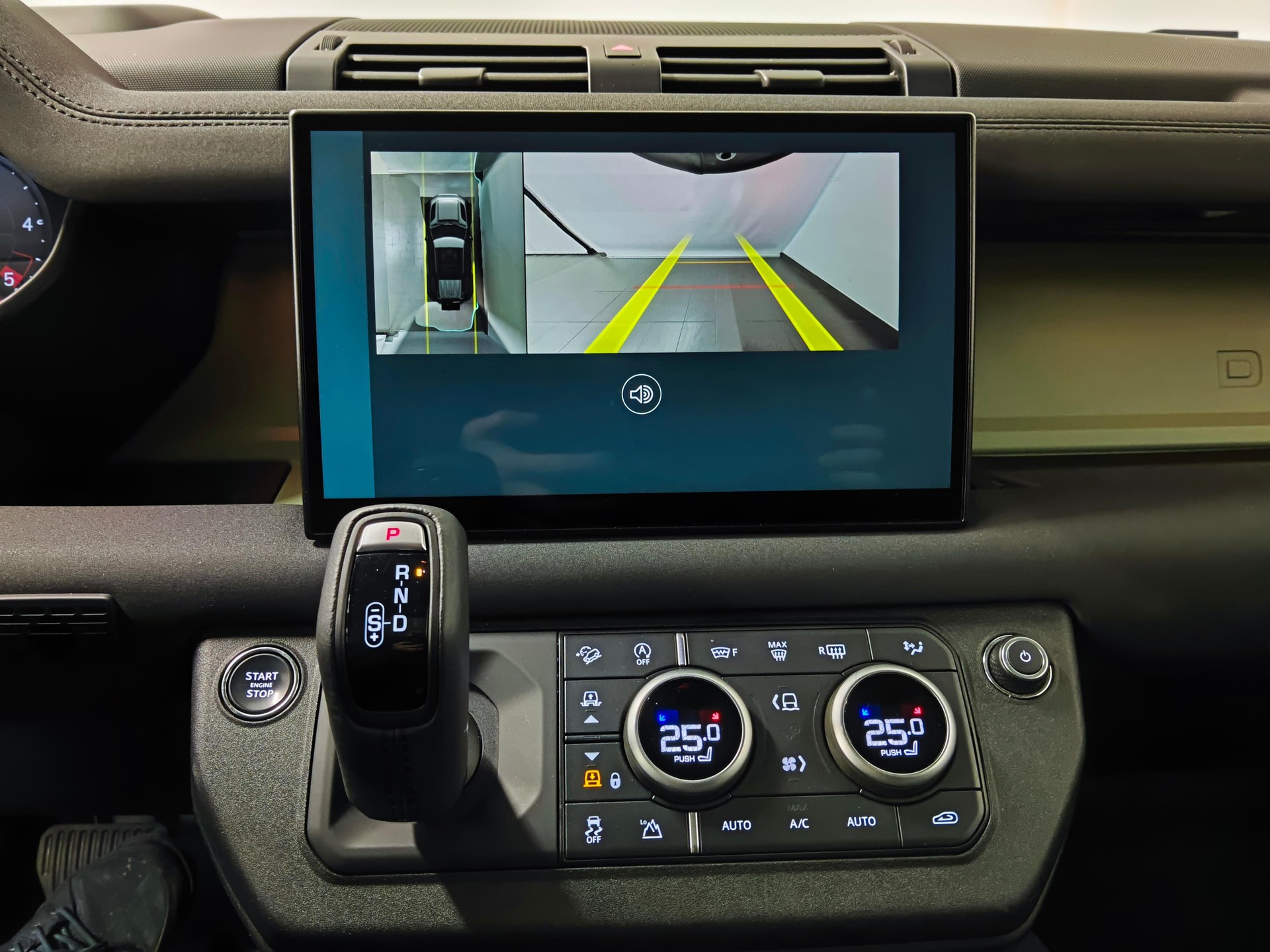 LAND ROVER Defender 110 3.0 D I6 300 75th Edition - Equipaggiato di gancio traino elettrico-image-16