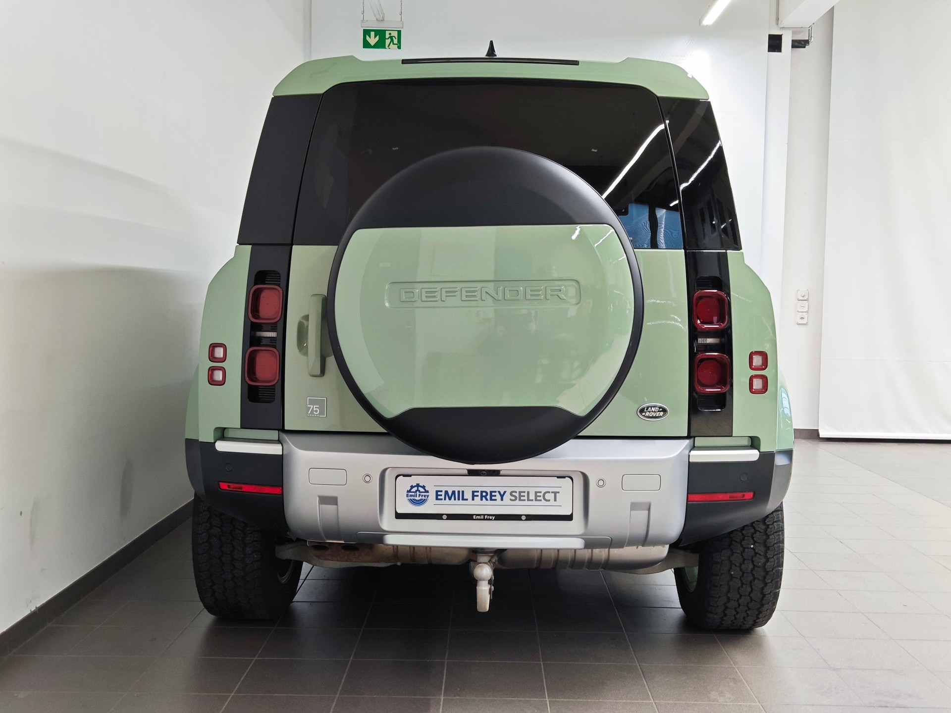 LAND ROVER Defender 110 3.0 D I6 300 75th Edition - Equipaggiato di gancio traino elettrico-image-12
