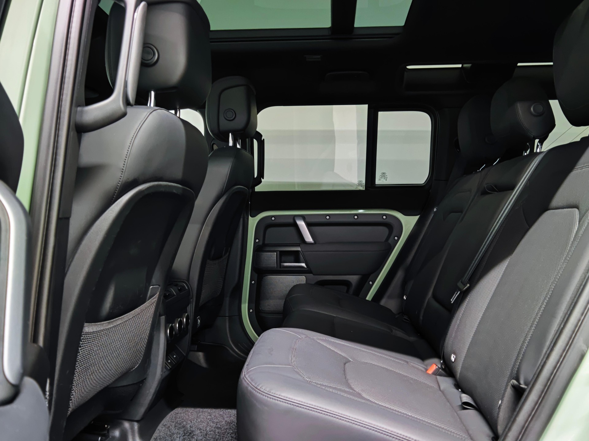 LAND ROVER Defender 110 3.0 D I6 300 75th Edition - Equipaggiato di gancio traino elettrico-image-8
