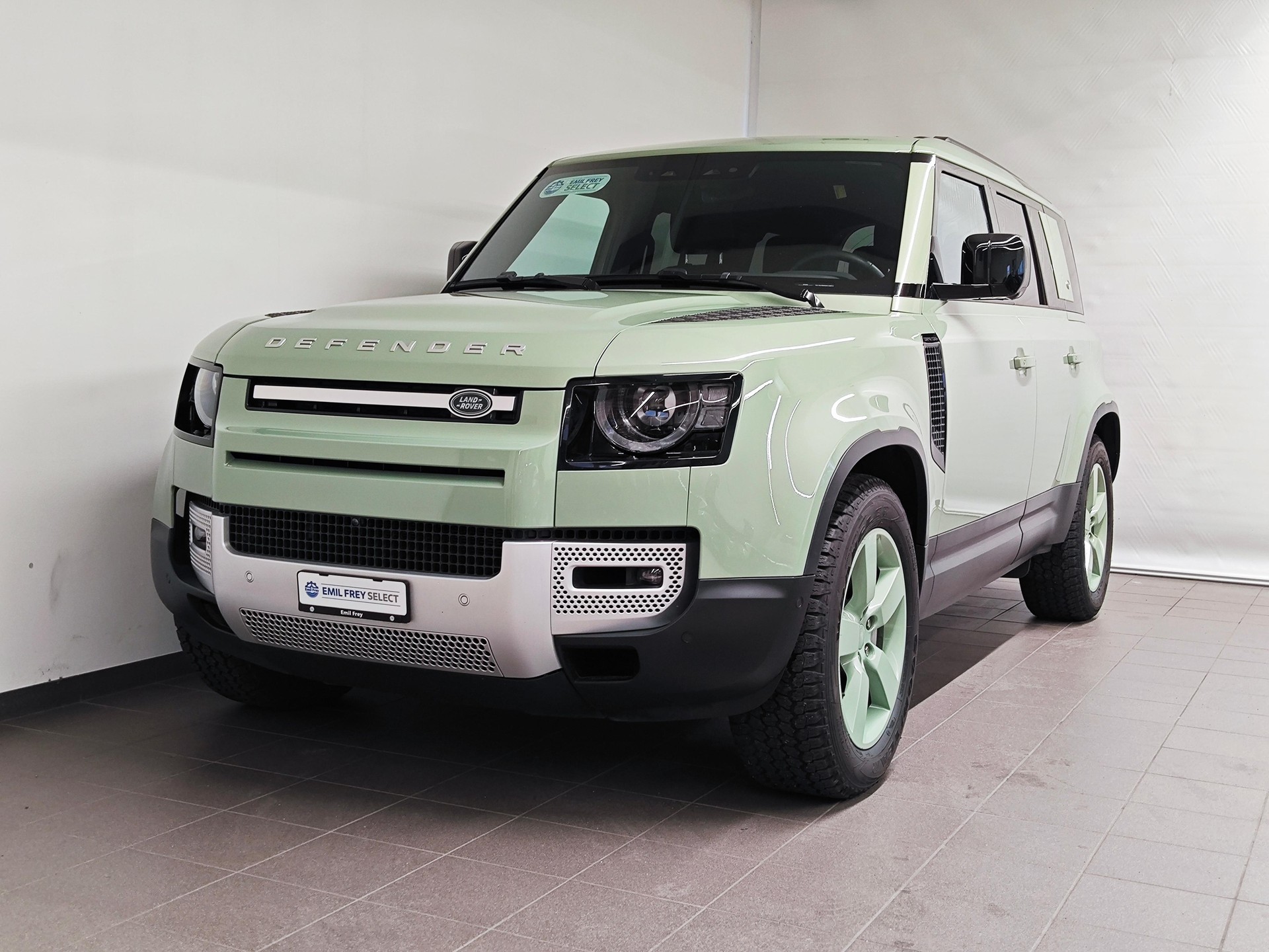 LAND ROVER Defender 110 3.0 D I6 300 75th Edition - Equipaggiato di gancio traino elettrico-image-1
