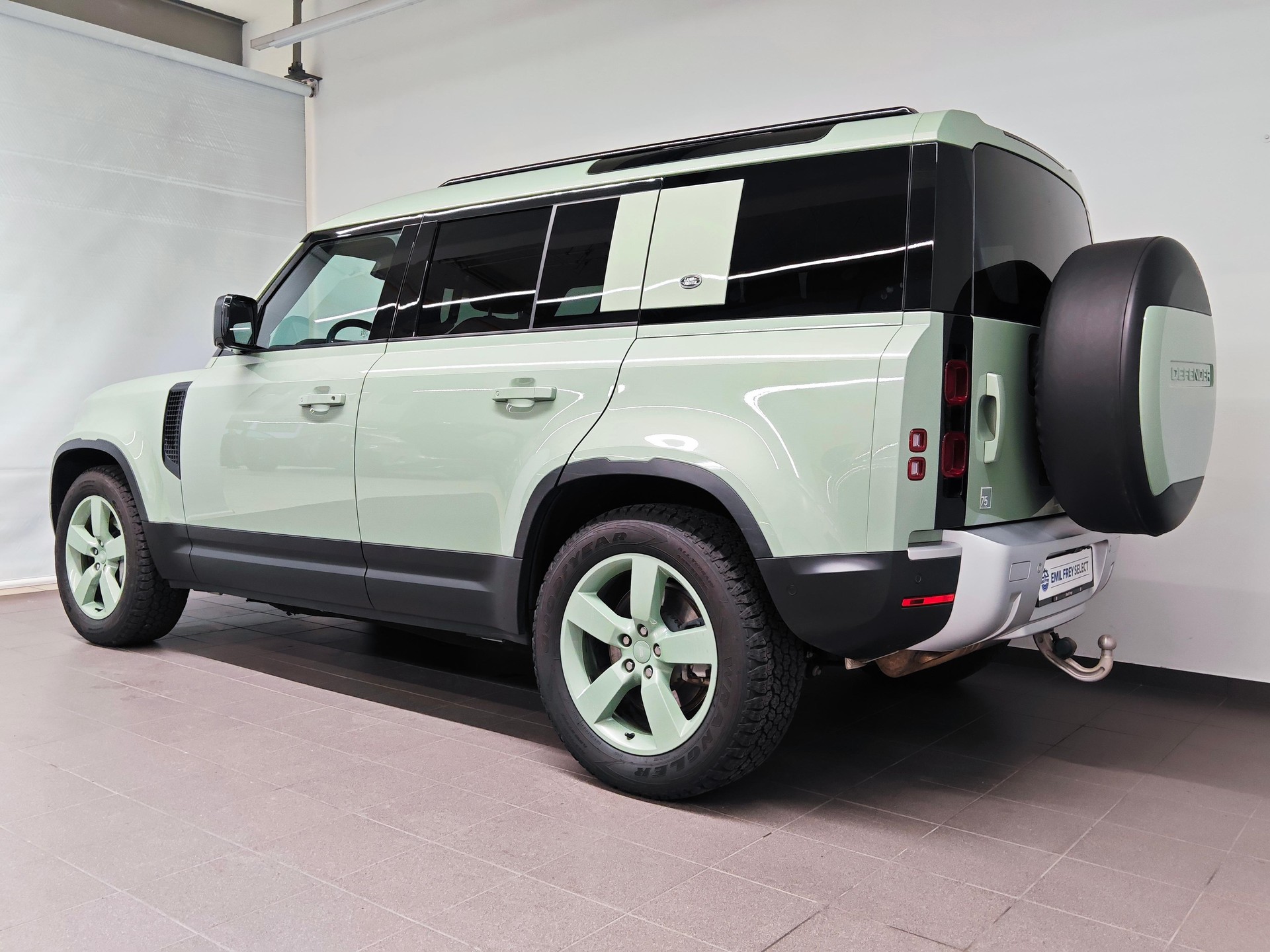 LAND ROVER Defender 110 3.0 D I6 300 75th Edition - Equipaggiato di gancio traino elettrico-image-3
