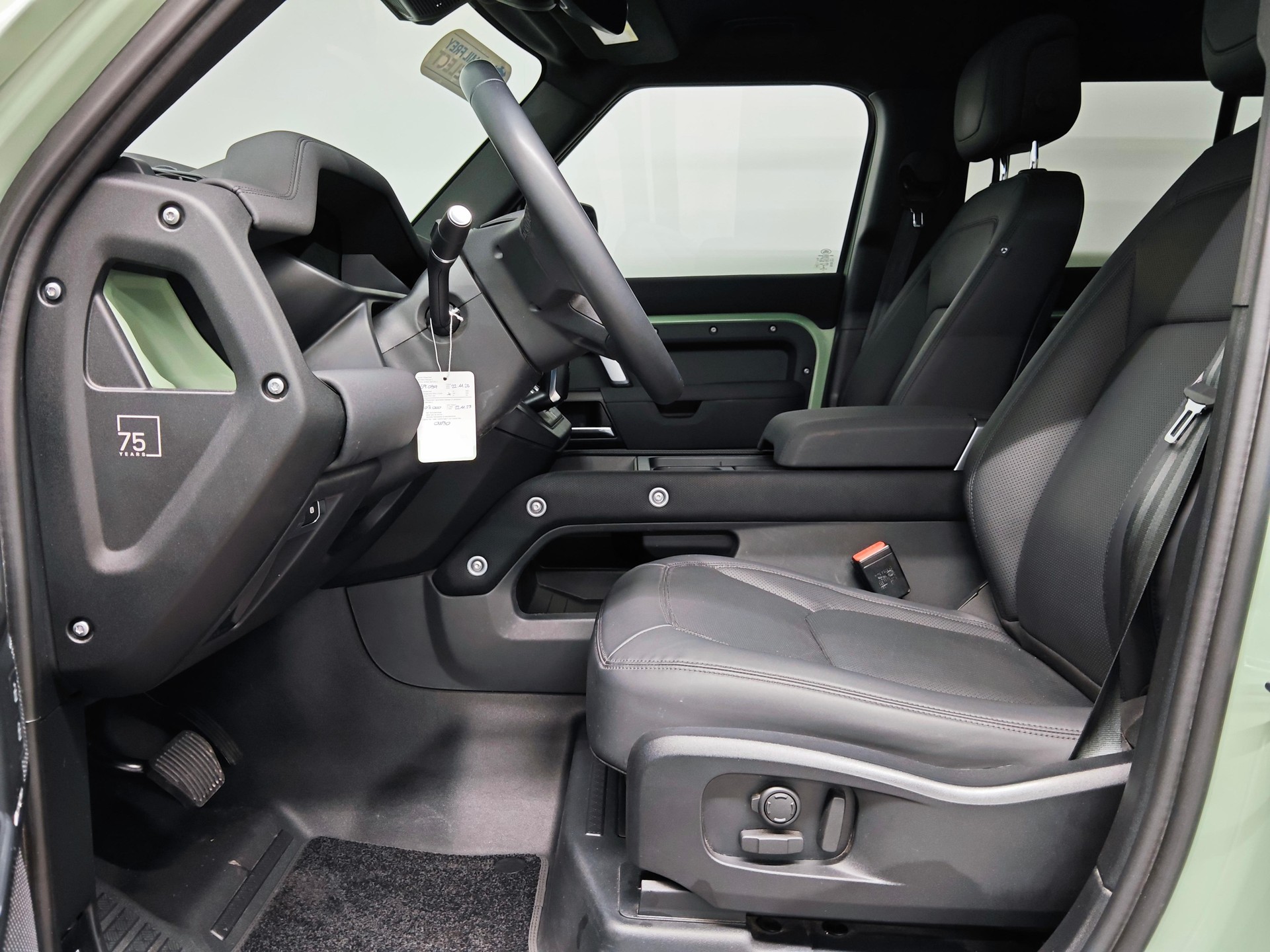 LAND ROVER Defender 110 3.0 D I6 300 75th Edition - Equipaggiato di gancio traino elettrico-image-4