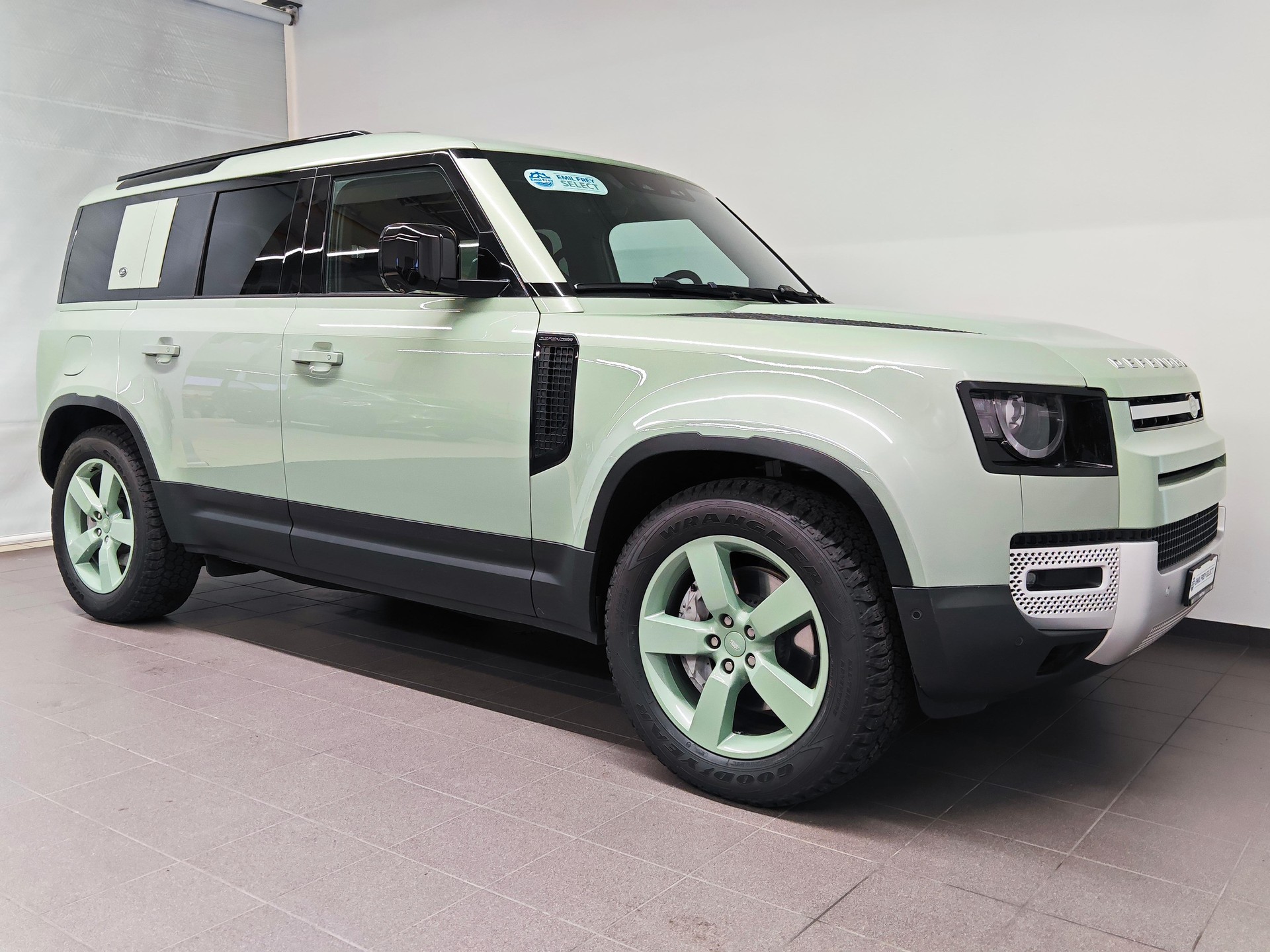 LAND ROVER Defender 110 3.0 D I6 300 75th Edition - Equipaggiato di gancio traino elettrico-image-11